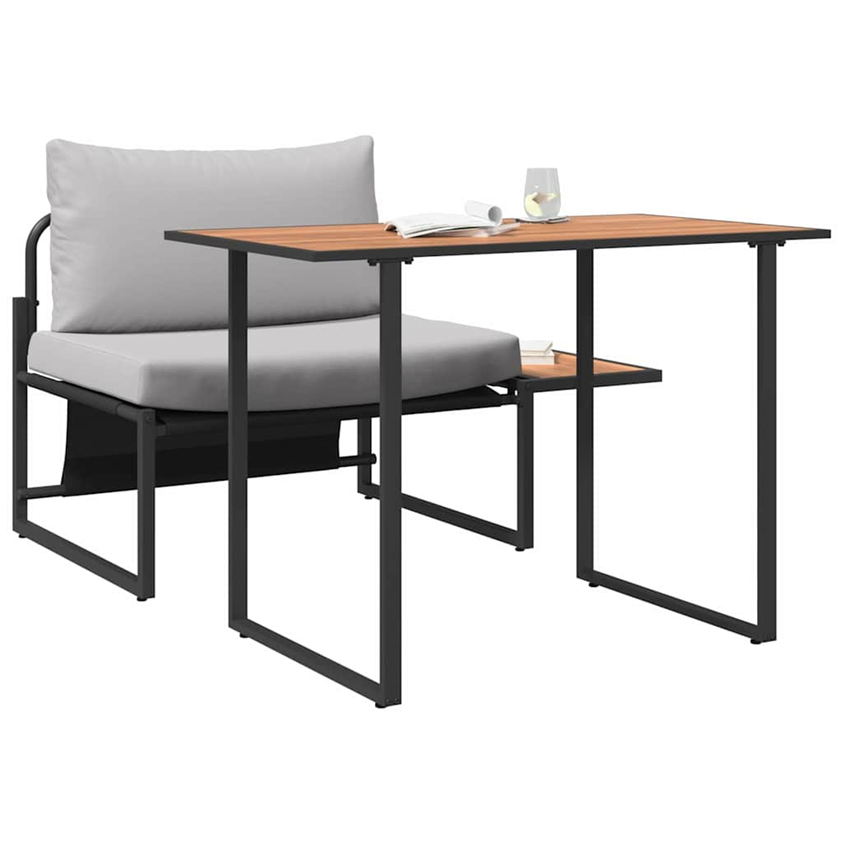 Ein Outdoor-Terrassenset. Es hat ein schwarzes Metallgestell mit einem grauen Kissenstuhl und einem kleinen Tisch mit Holzplatte. Ein Glas steht auf dem Tisch.