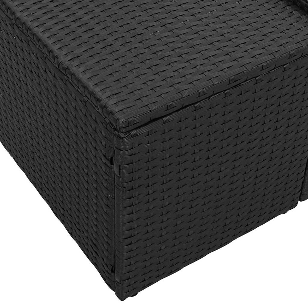 Nahaufnahme einer schwarzen Aufbewahrungsbox aus gewebtem Rattan. Die Box hat einen Deckel und steht auf einer weißen Oberfläche.