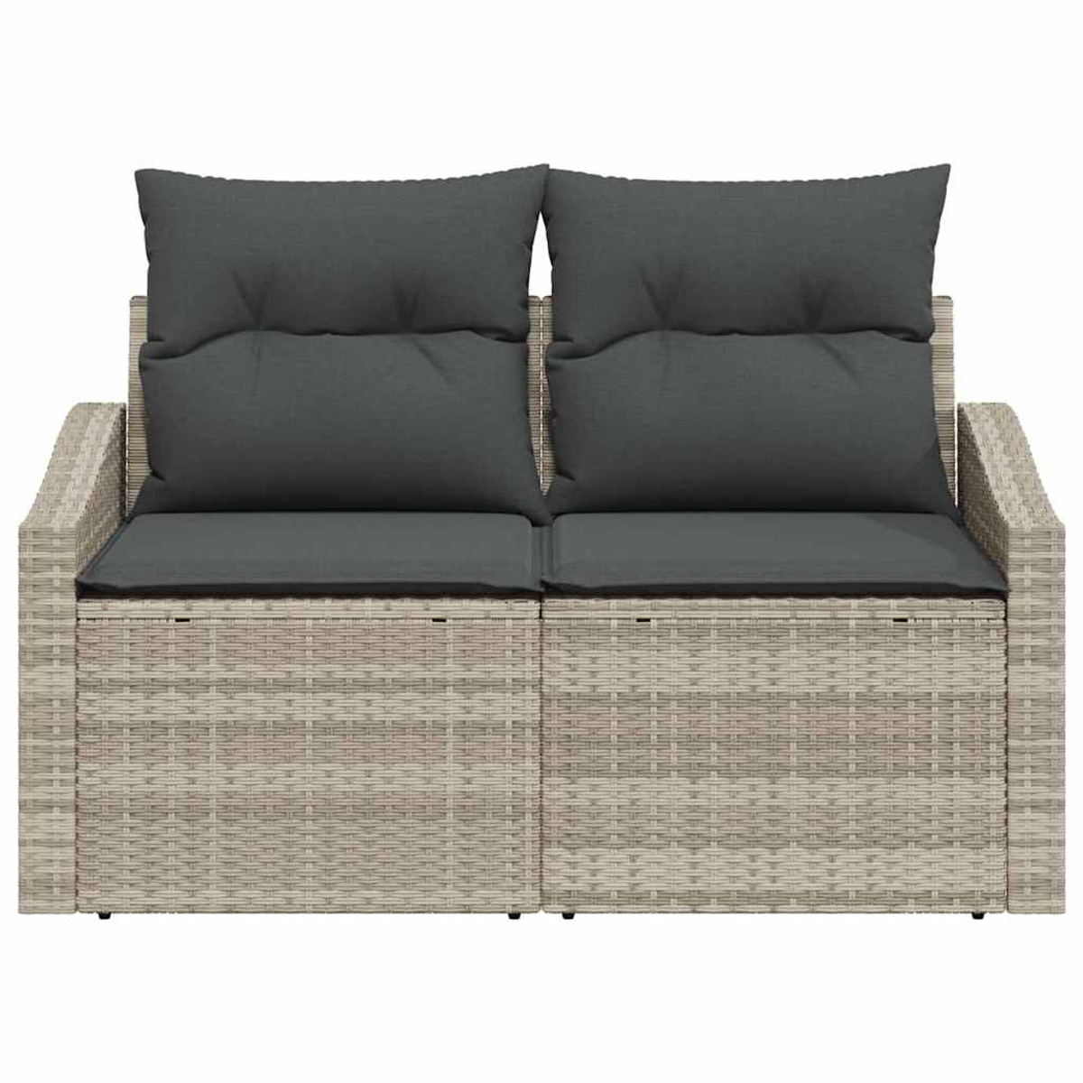 Ein Zweisitzer-Outdoor-Sofa mit grauen Kissen und Kissen auf einem hellbraunen Korbg Gestell. Weißer Hintergrund.