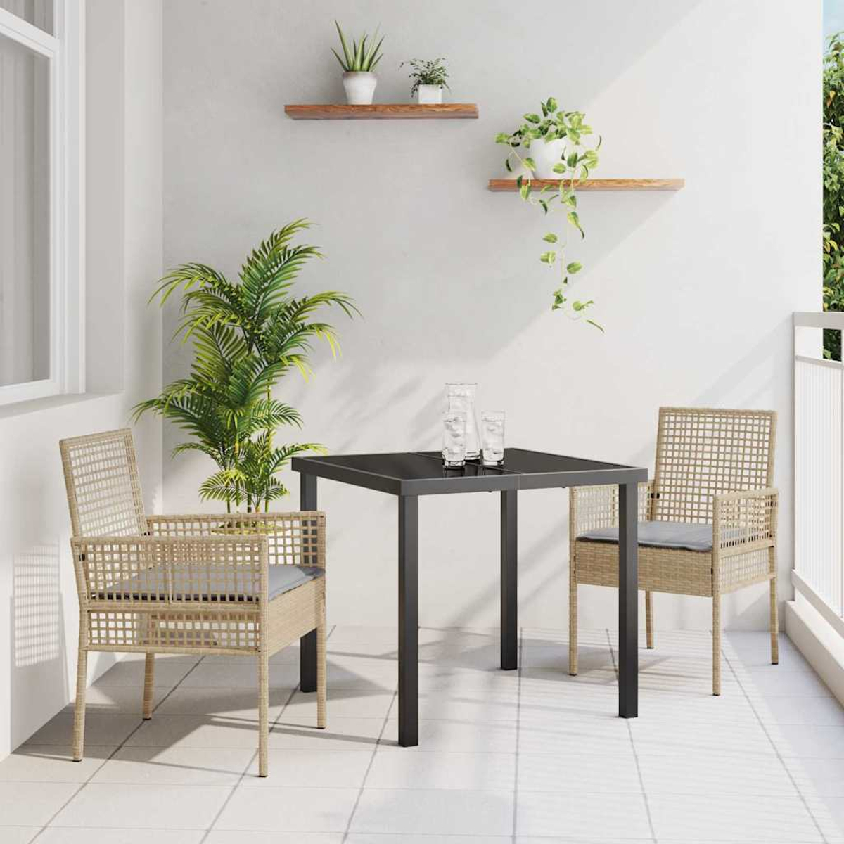 Balkonszene mit quadratischem Tisch, zwei Stühlen, Pflanzen und Regalen an einer weißen Wand. Zwei Gläser auf dem Tisch.