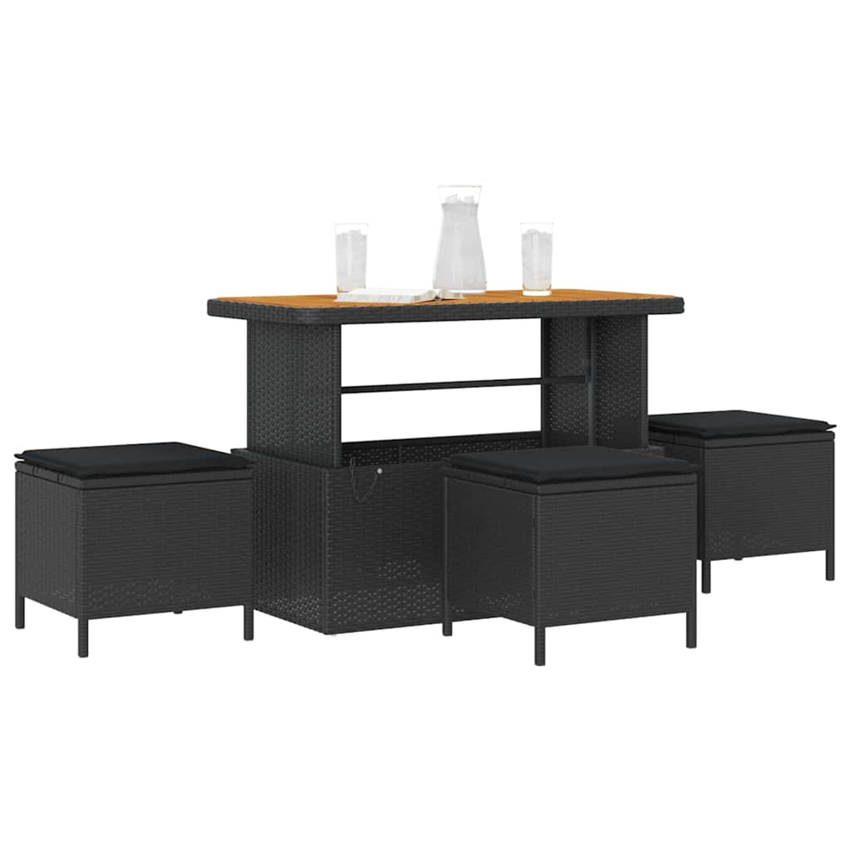 Ein schwarzes Rattan-Barset mit Holzplatte, Gläsern und Hockern mit Kissen. Das Set besteht aus einem Tisch und drei Hockern.