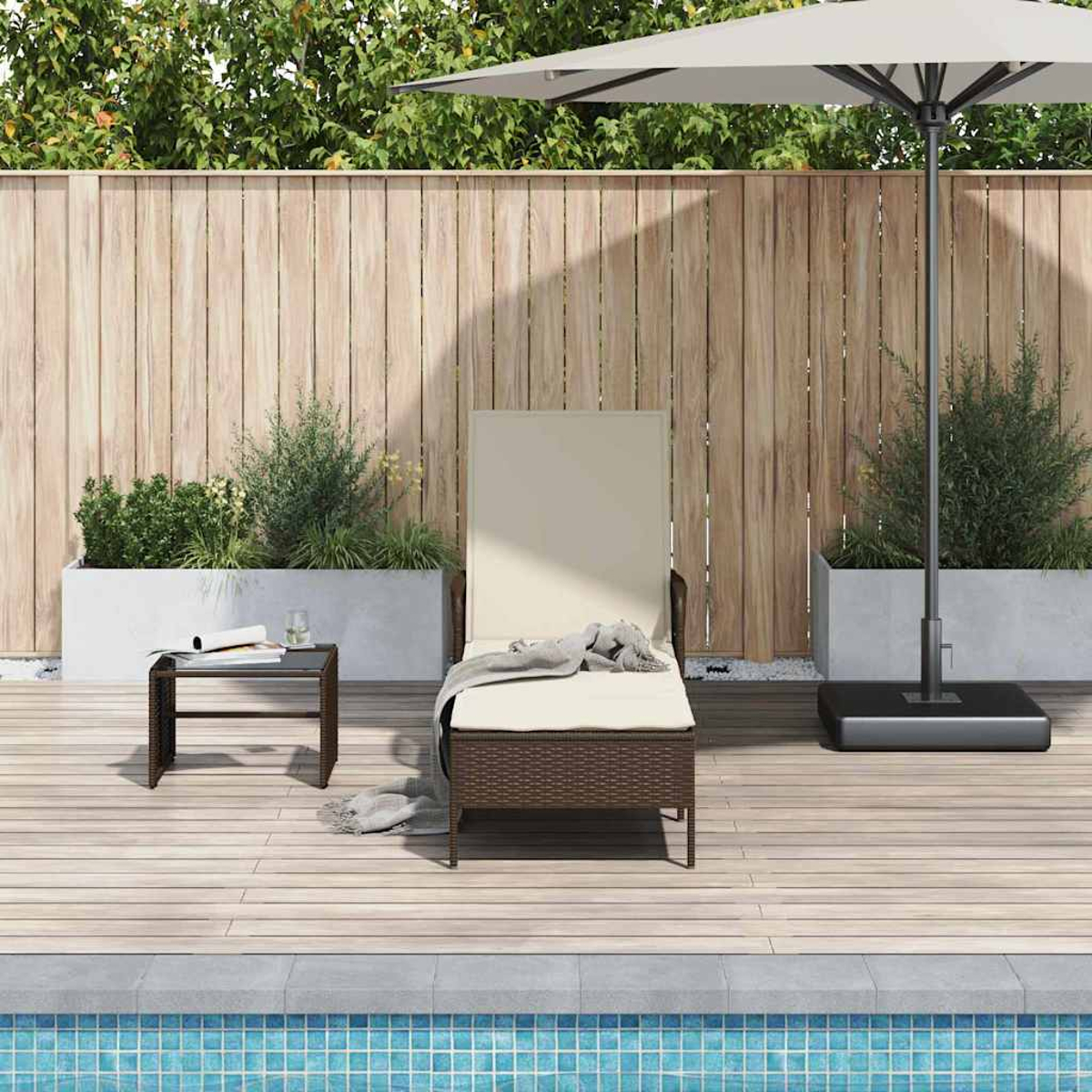 Eine Szene mit einer Liege, einem Sonnenschirm und einem kleinen Tisch. Ein Holzzaun und ein Pool sind im Hintergrund. Pflanzen in Pflanzgefäßen.
