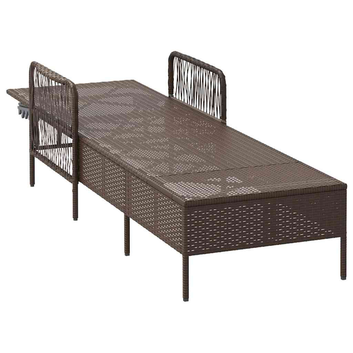 Eine braune Outdoor-Chaise-Lounge aus Korbgeflecht mit Kopf- und Armlehnen. Sie hat ein gewebtes Muster und steht vor weißem Hintergrund.