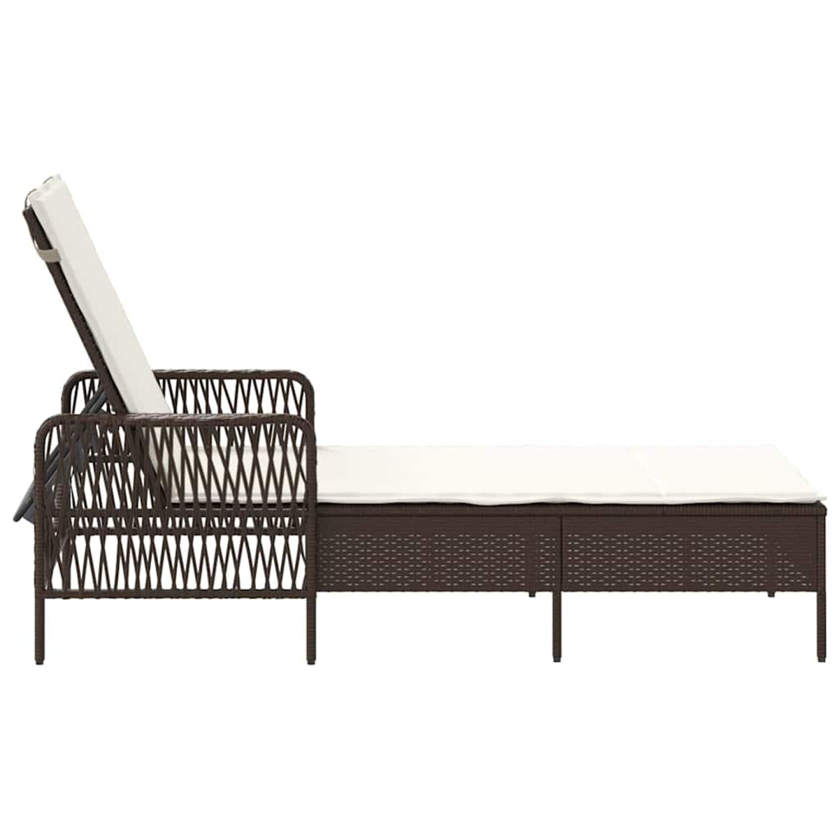 Eine braune Rattan-Sonnenliege mit weißem Kissen und verstellbarer Rückenlehne. Der Hintergrund ist schlicht weiß.