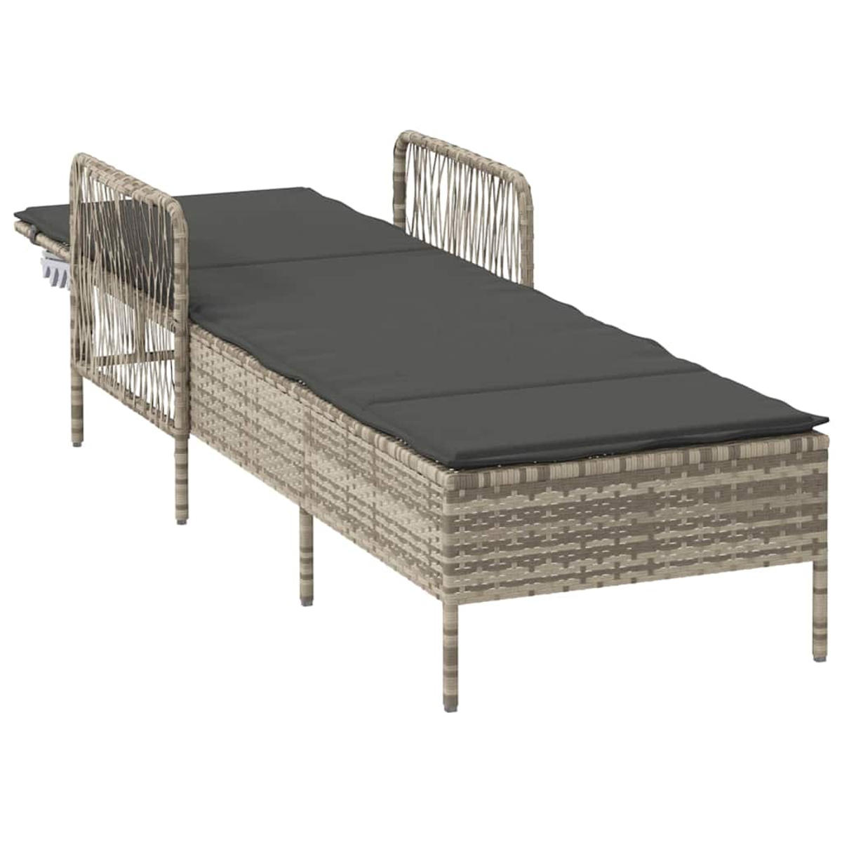 Eine Sonnenliege im Rattan-Stil mit dunkelgrauer Auflage. Sie hat Armlehnen und einen kleinen Beistelltisch. Der Hintergrund ist weiß.