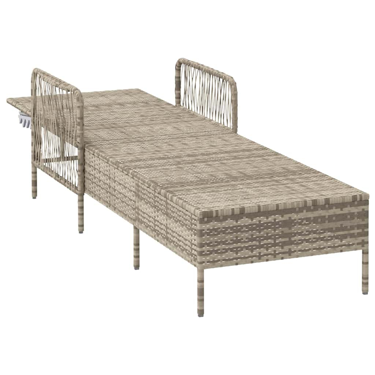 Eine Outdoor-Lounge-Liege aus Korbgeflecht mit Armlehnen und einem kleinen Beistelltisch. Beige Farbe und rechteckige Form.