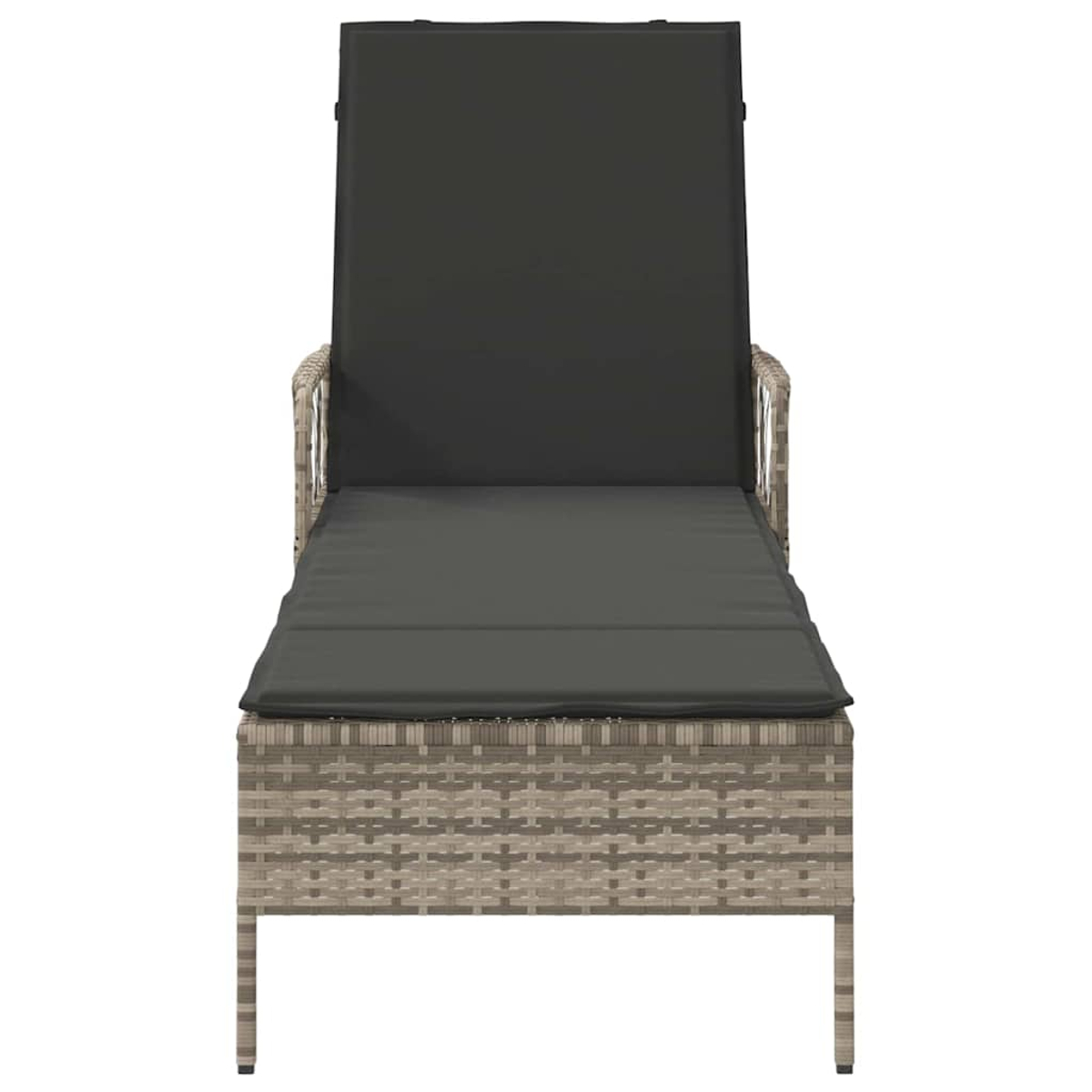 Eine graue Outdoor-Chaise-Lounge aus Korbgeflecht mit einem schwarzen Kissen und einer Kopfstütze. Der Stuhl steht auf weißem Grund.