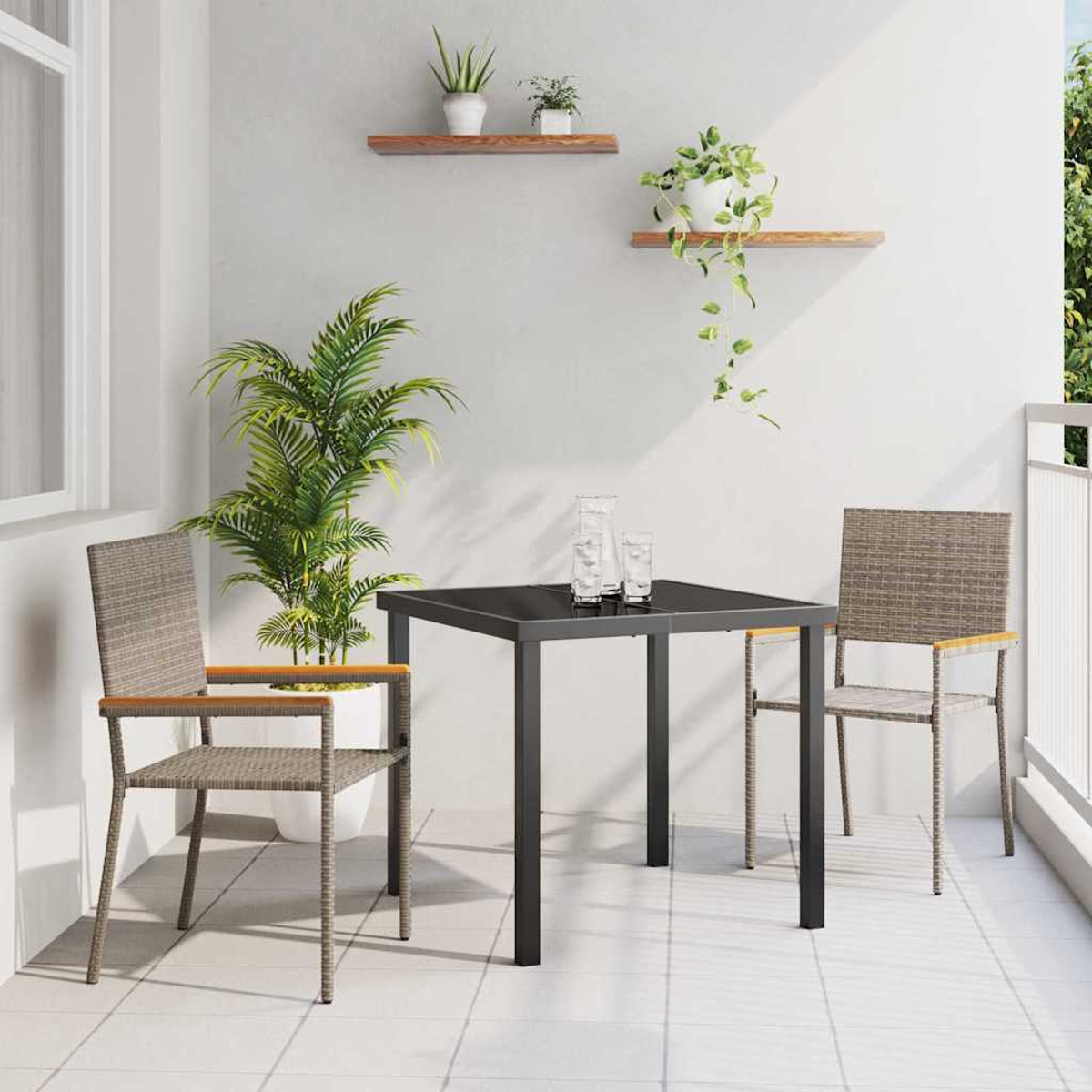 Balkonszene mit quadratischem Tisch, Stühlen, Pflanzen und Gläsern. Pflanzen in Töpfen auf Regalen und hängend. Weiße Wand und Boden.
