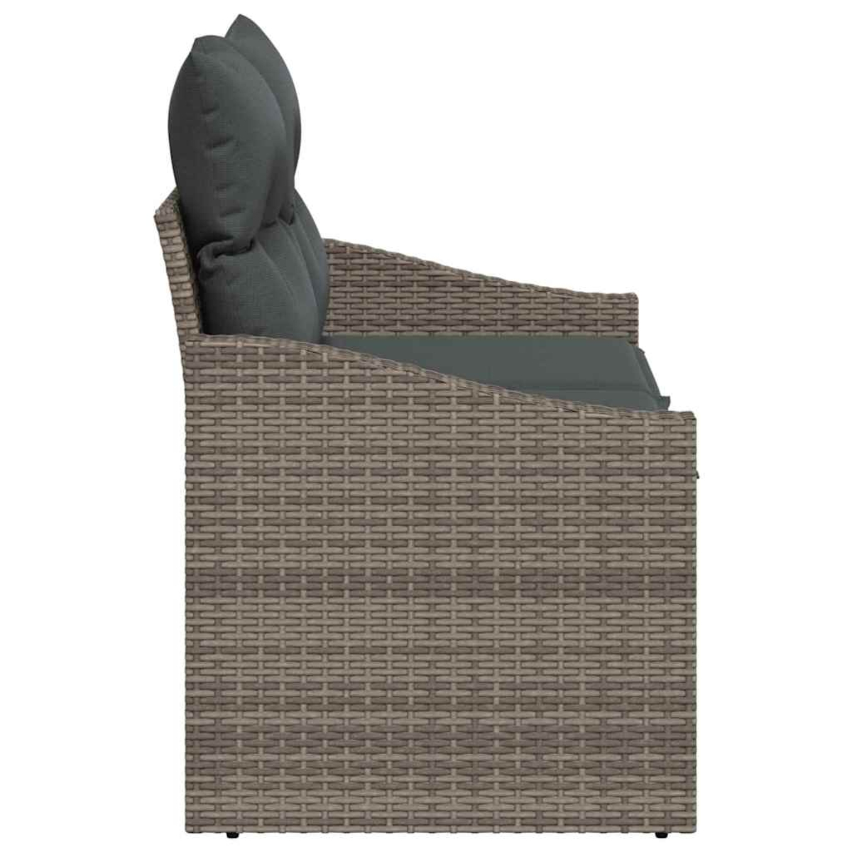 Seitenansicht eines Korsofes mit zwei grauen Kissen. Das Sofa ist hellbraun mit dunkelgrauen Sitz- und Rückenkissen.