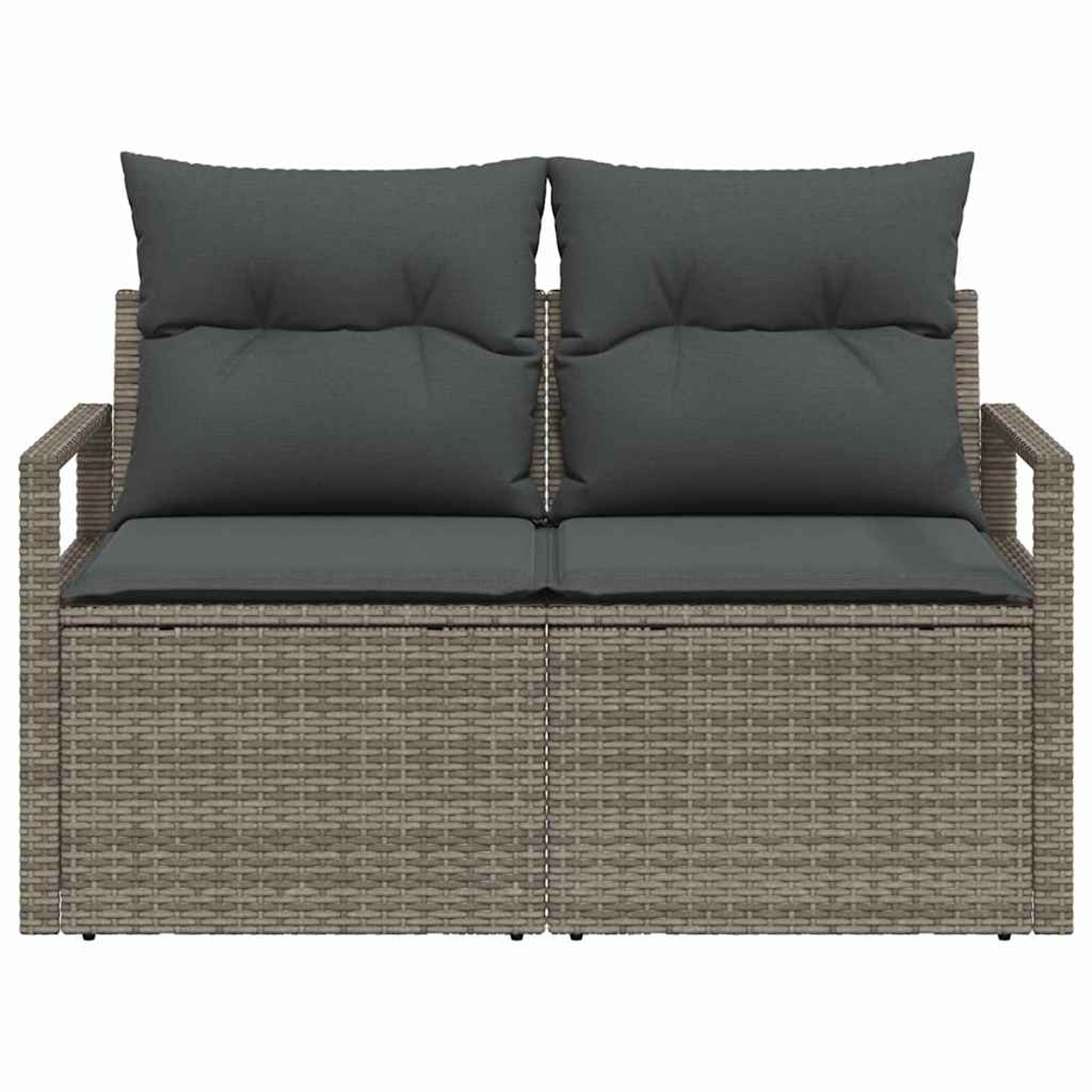 Ein Zweisitzer-Rattansofa mit grauen Kissen. Das Sofa hat zwei Sitzkissen und vier Rückenkissen. Der Hintergrund ist weiß.