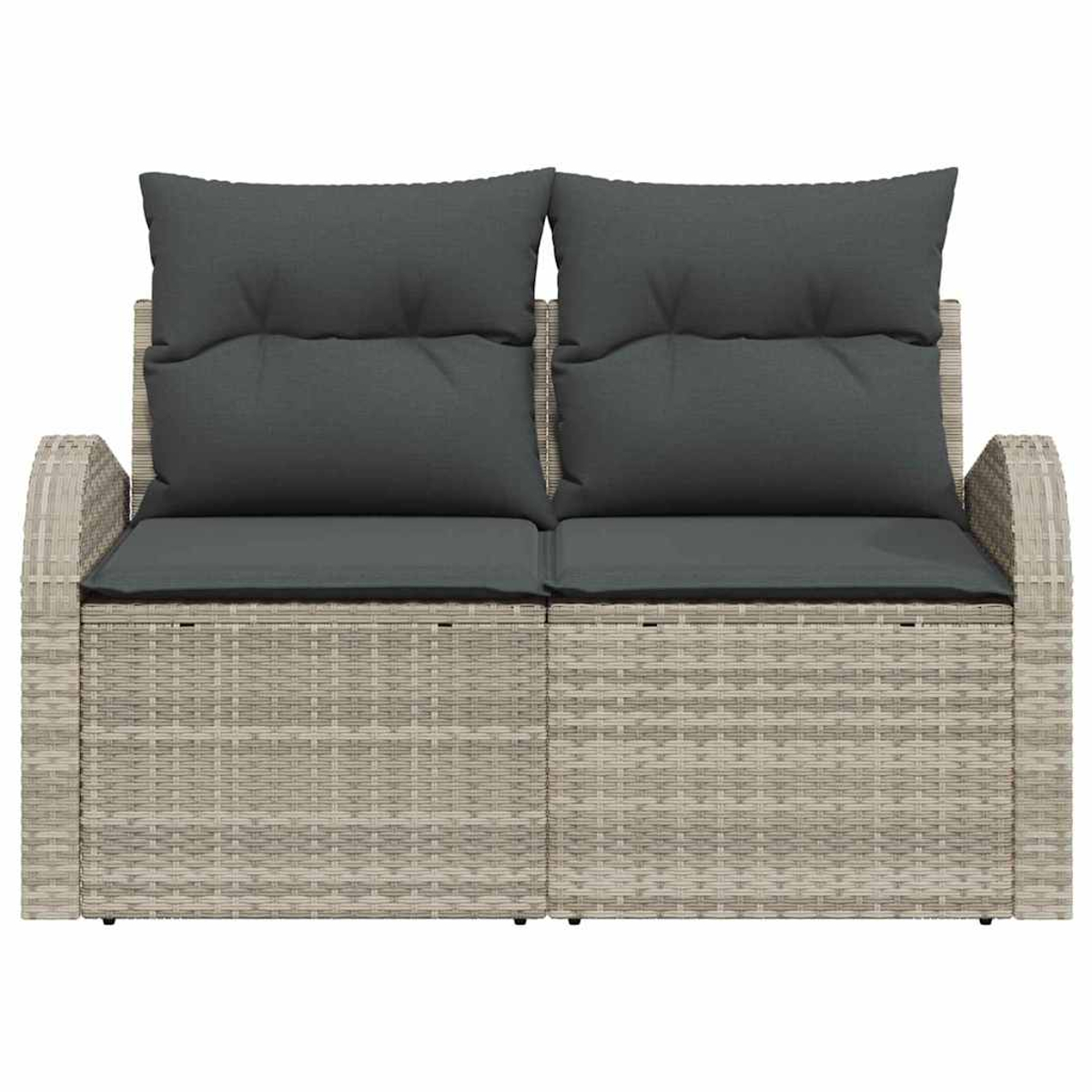 Ein zweisitziges Korbssofa mit grauen Kissen. Das Sofa ist hellbeige, mit zwei großen Rückenkissen und zwei Sitzkissen.