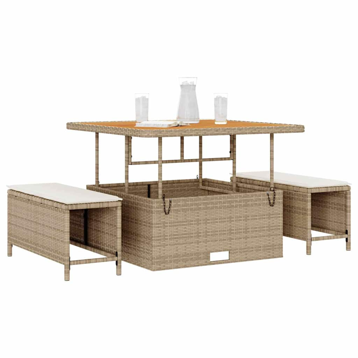 Ein geflochtenes Outdoor-Tischset mit Holzplatte, zwei Bänken mit weißen Kissen, einem Krug und Gläsern auf dem Tisch.