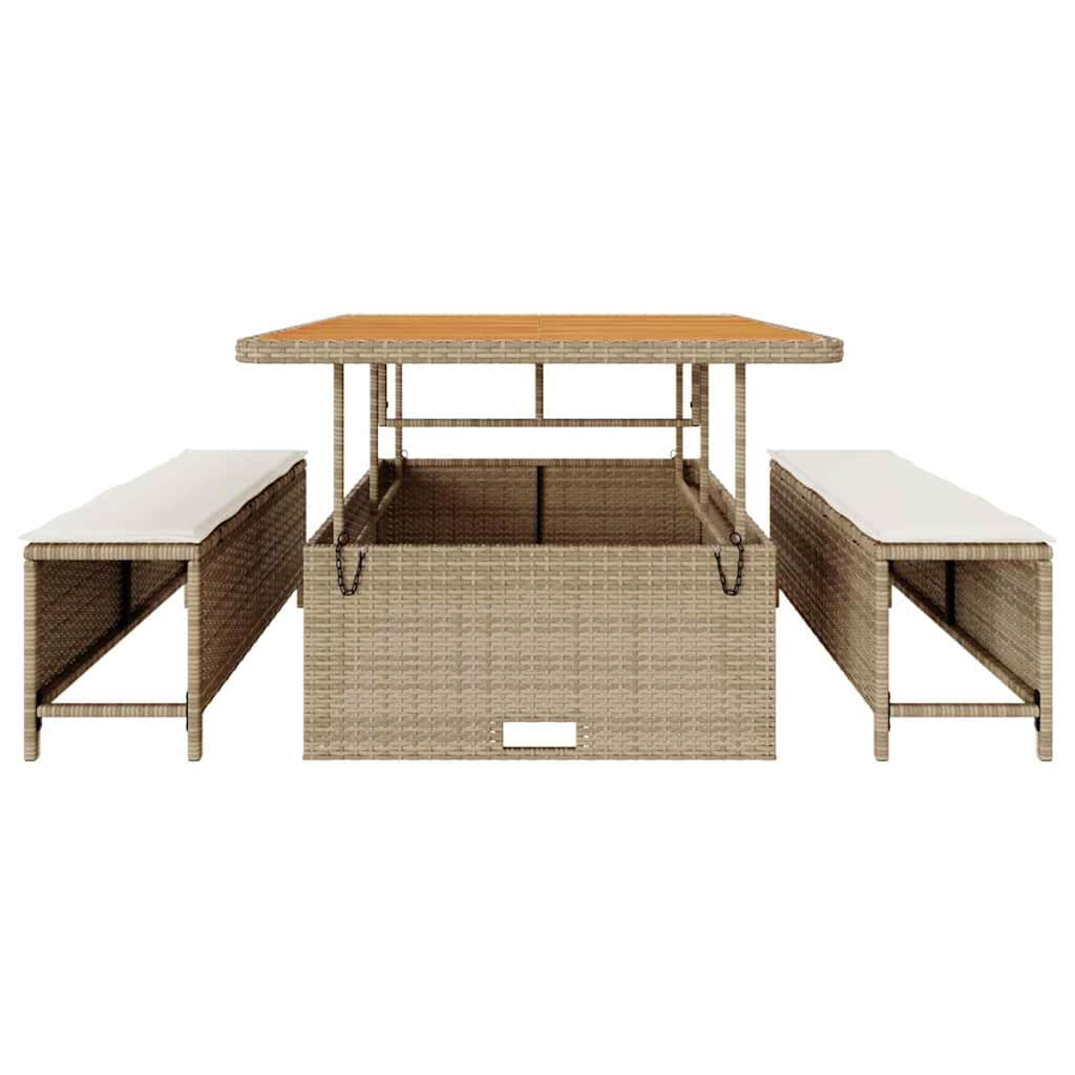Geflecht-Outdoor-Möbelset mit einem zentralen Tisch und zwei Bänken. Der Tisch hat eine Holzplatte und die Bänke weiße Kissen.