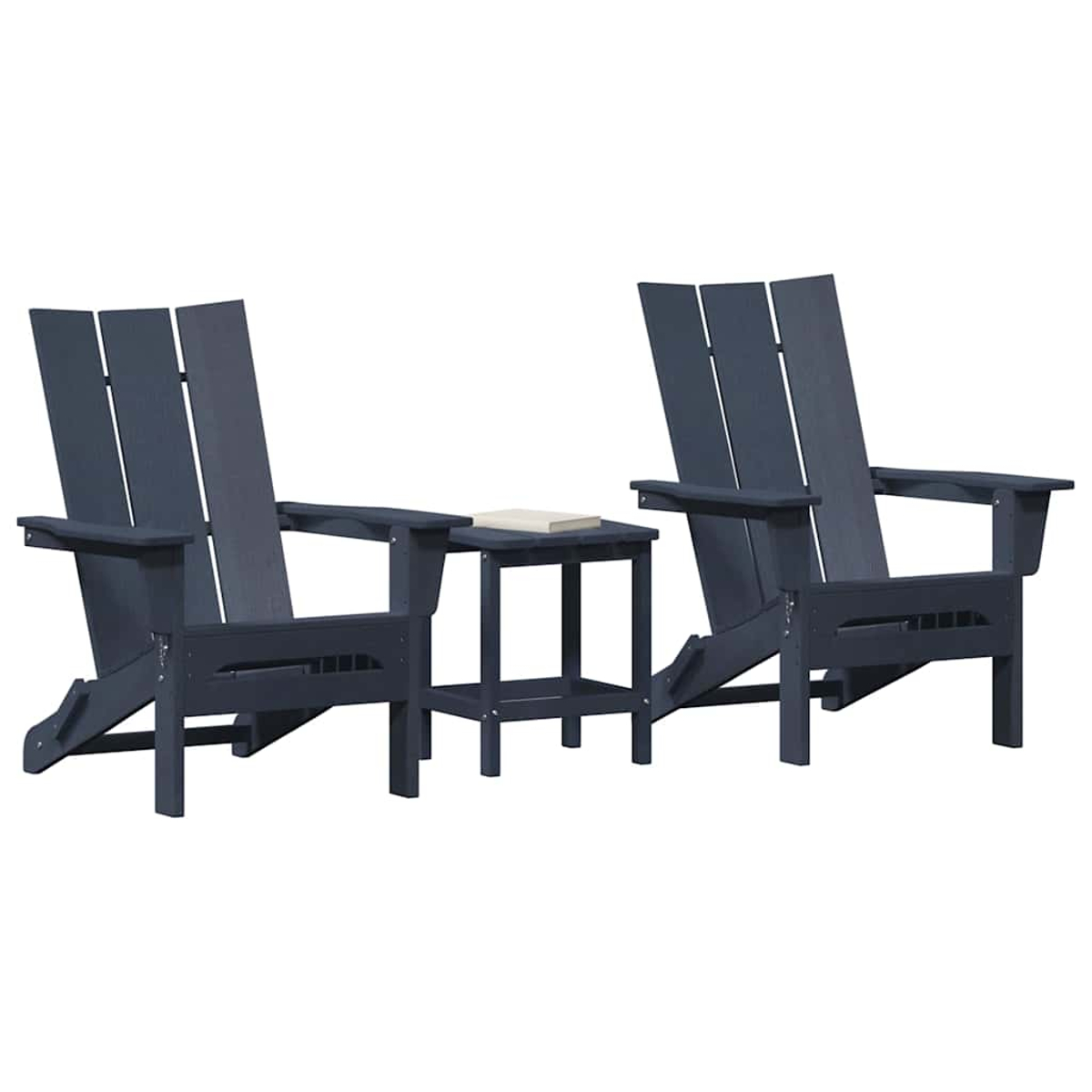 Zwei dunkelblaue Adirondack-Stühle und ein kleiner Tisch mit einem Buch darauf. Alles auf weißem Hintergrund.
