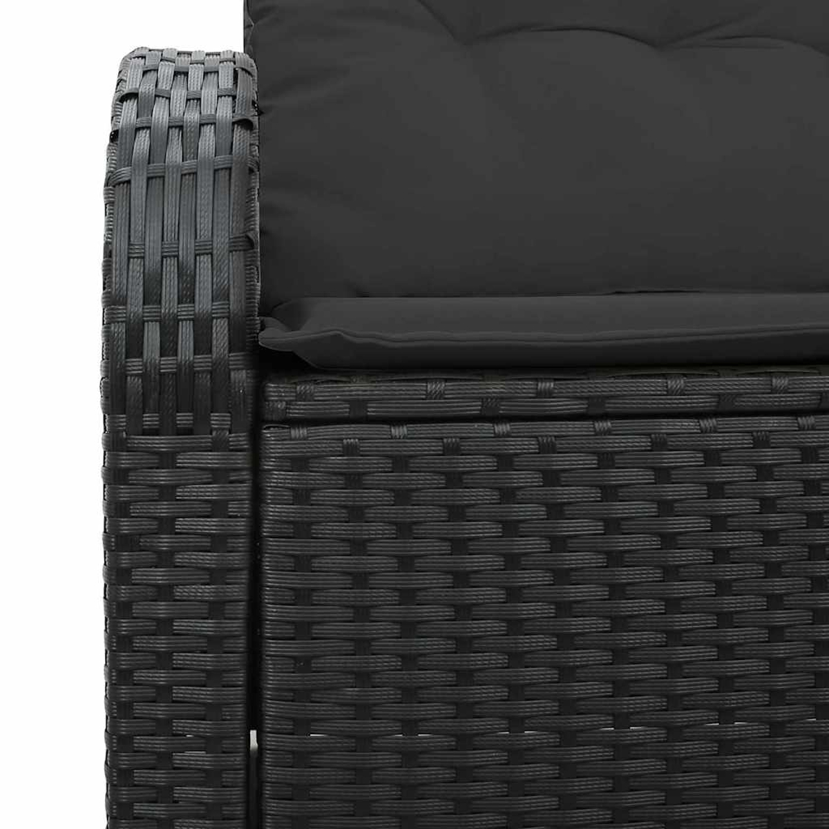 Nahaufnahme eines schwarzen Korbsessels. Auf dem Sitz liegt ein schwarzes Kissen. Armlehne und Seiten des Sofas sind sichtbar.