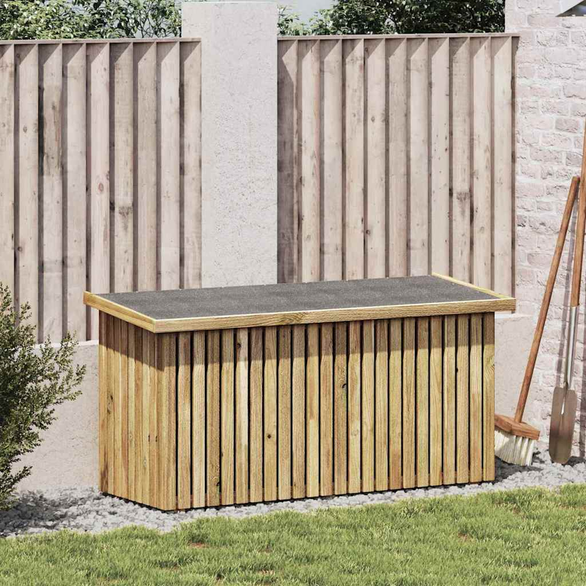 Holzaufbewahrungsbox mit grauem Deckel, auf Kies und Gras. Im Hintergrund ein Holzzaun und eine Backsteinmauer.