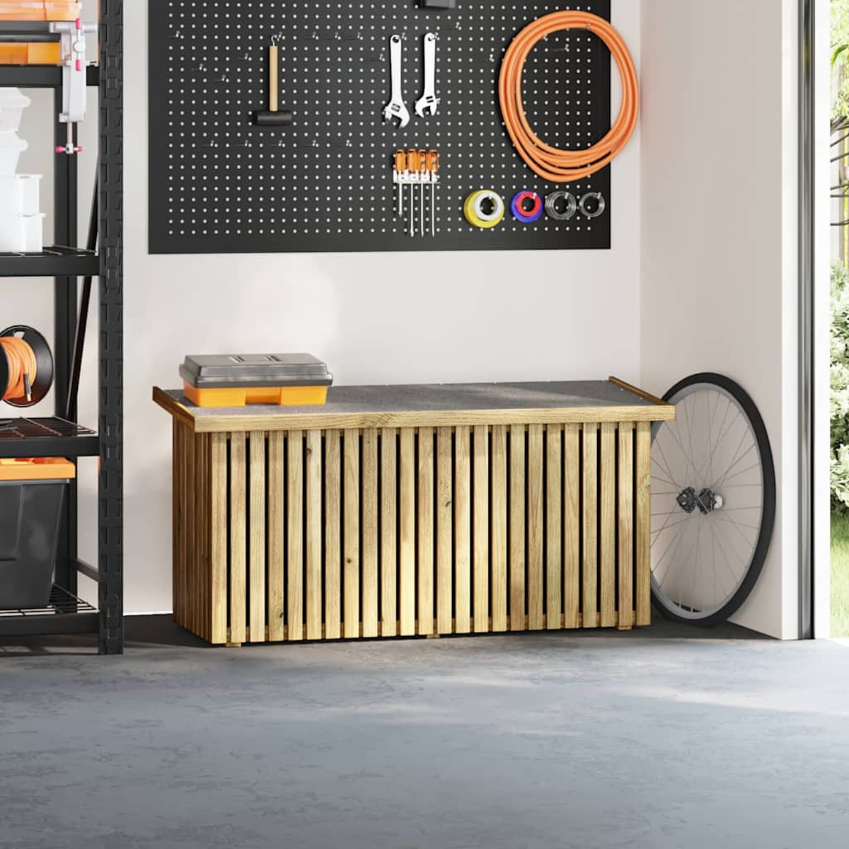 Garage mit Werkzeugen an einer Lochwand, Holzbank und Fahrradreifen. Regale mit Stauraum.