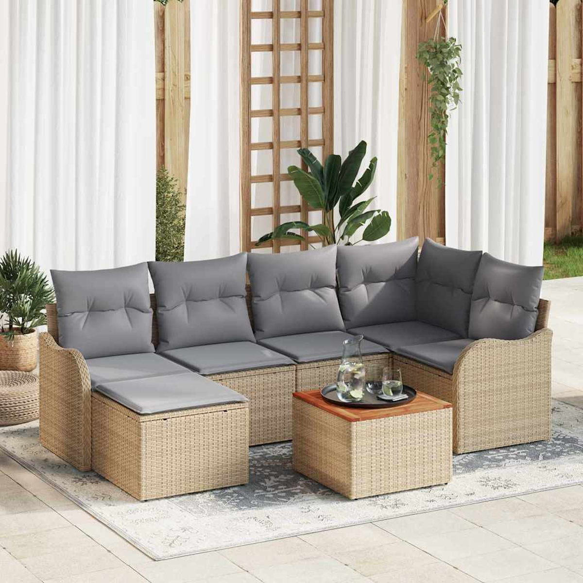Outdoor-Ecksofa mit grauen Kissen und einem Holztisch. Die Szene umfasst Pflanzen, Vorhänge und einen Teppich.
