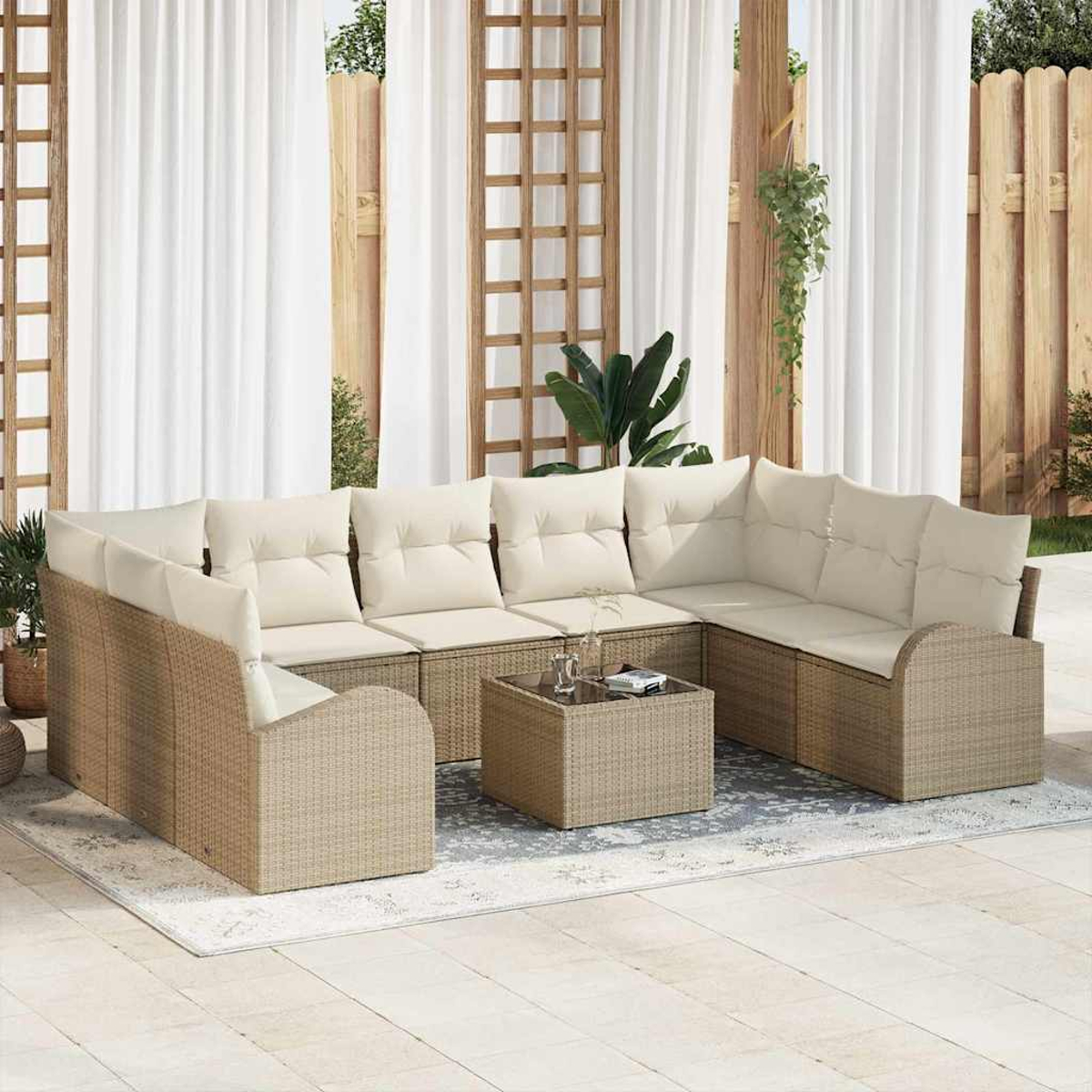 Outdoor-Ecksofa mit cremefarbenen Kissen und einem quadratischen Couchtisch. Weiße Vorhänge, Holzgitter und Holzzaun im Hintergrund.