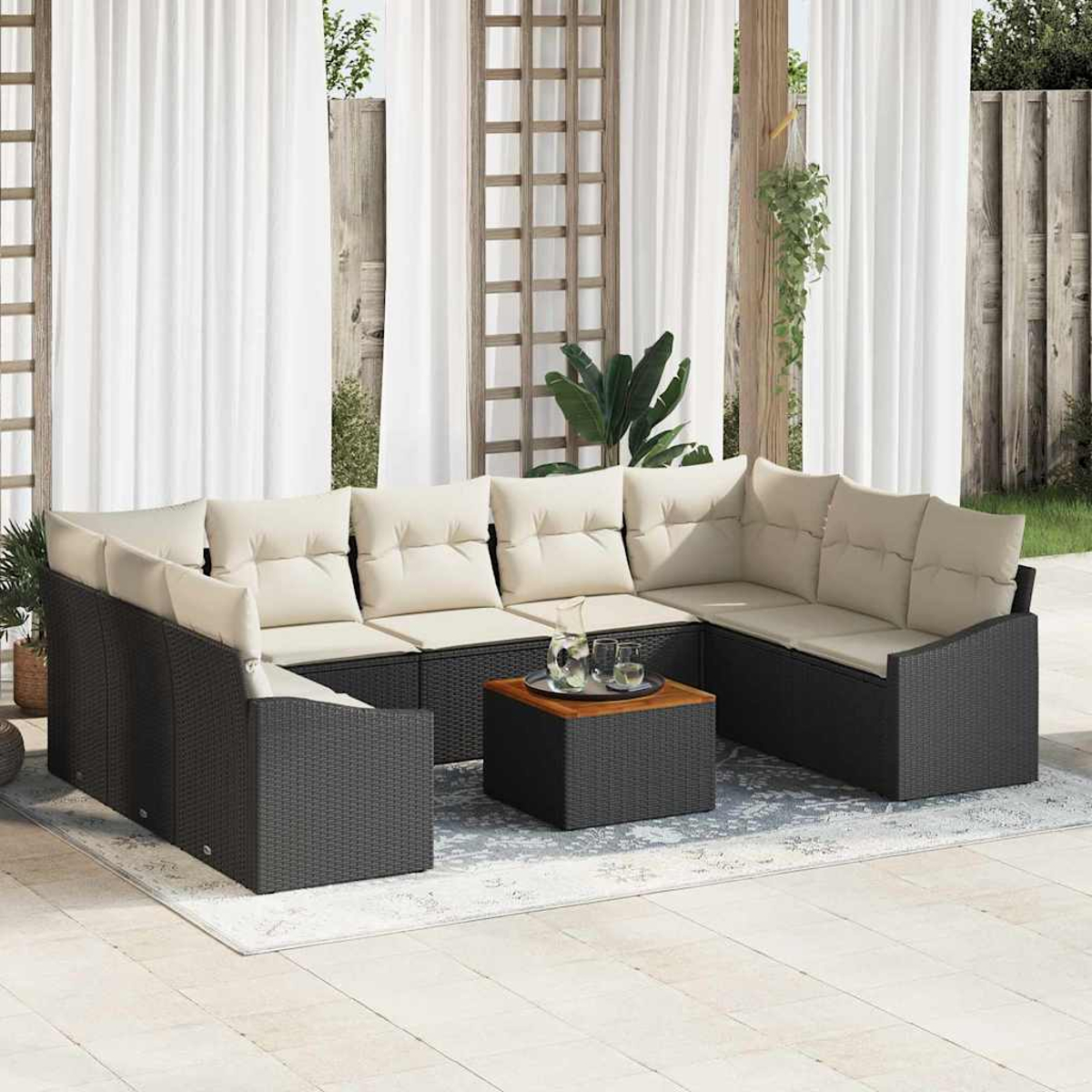 Ecksofa im Freien mit cremefarbenen Kissen und einem Couchtisch. Weiße Vorhänge und ein Holzgitter im Hintergrund.