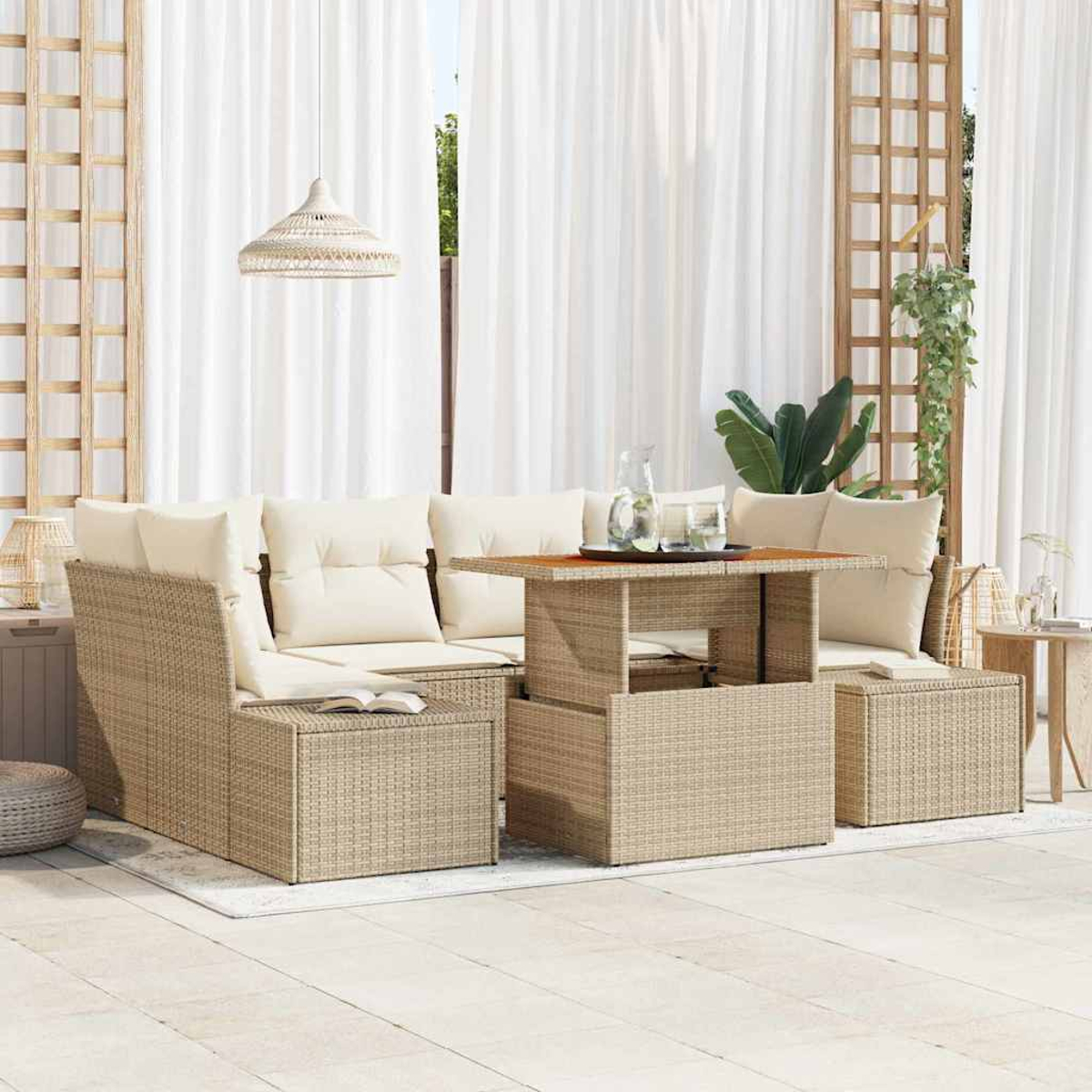 Geflochtener Outdoor-Sessel mit beigen Kissen, Couchtisch mit Getränken, weißen Vorhängen und dekorativer Hängeleuchte.