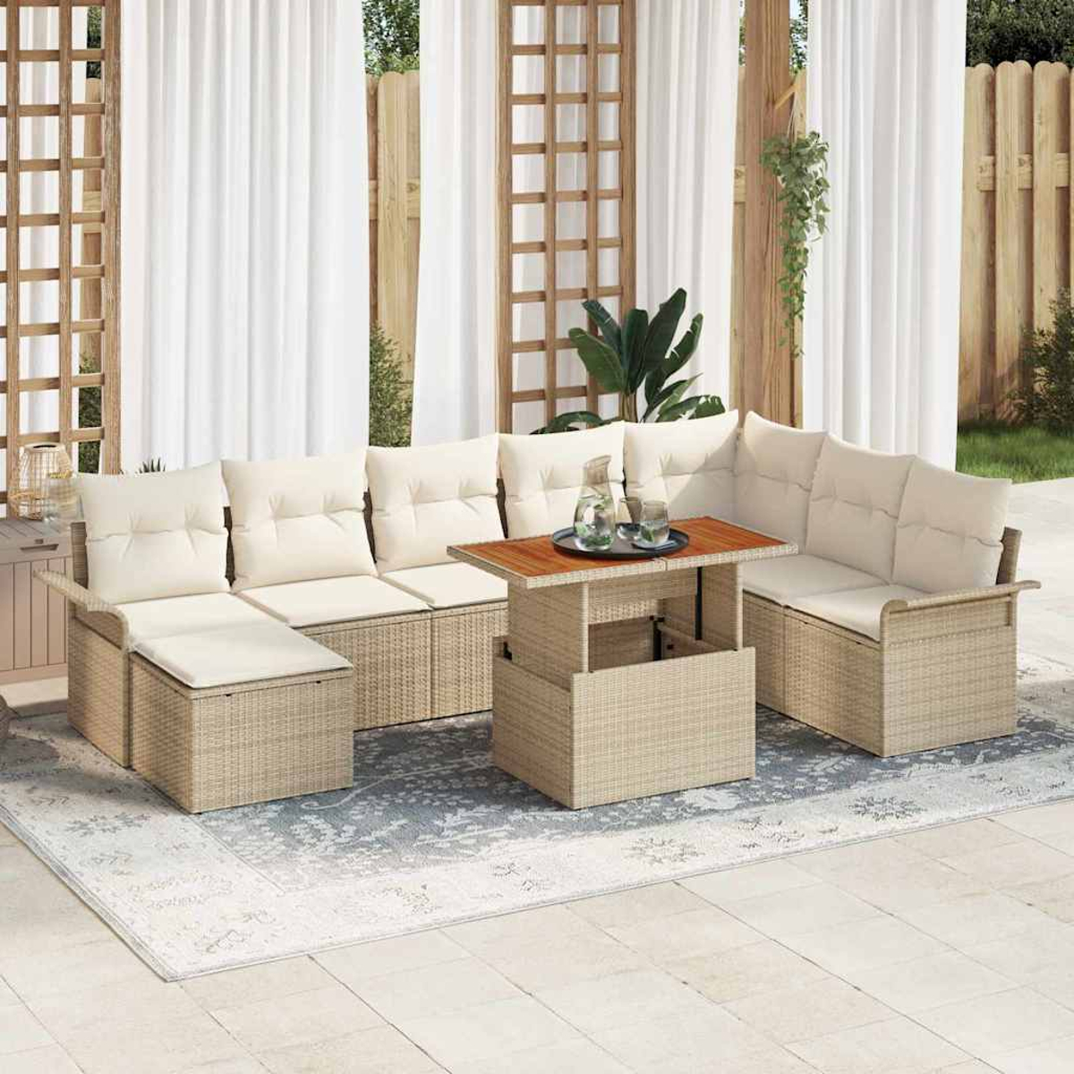 Ein Ecksofa im Freien mit beigefarbenen Kissen und einem Tisch mit Hebefunktion. Weiße Vorhänge und ein Holzgitter im Hintergrund.
