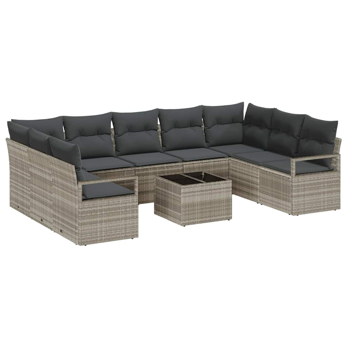 Ein hellbraunes Korbsessel-Sofa mit dunkelgrauen Kissen und einem passenden Couchtisch mit Glasplatte, auf weißem Hintergrund.