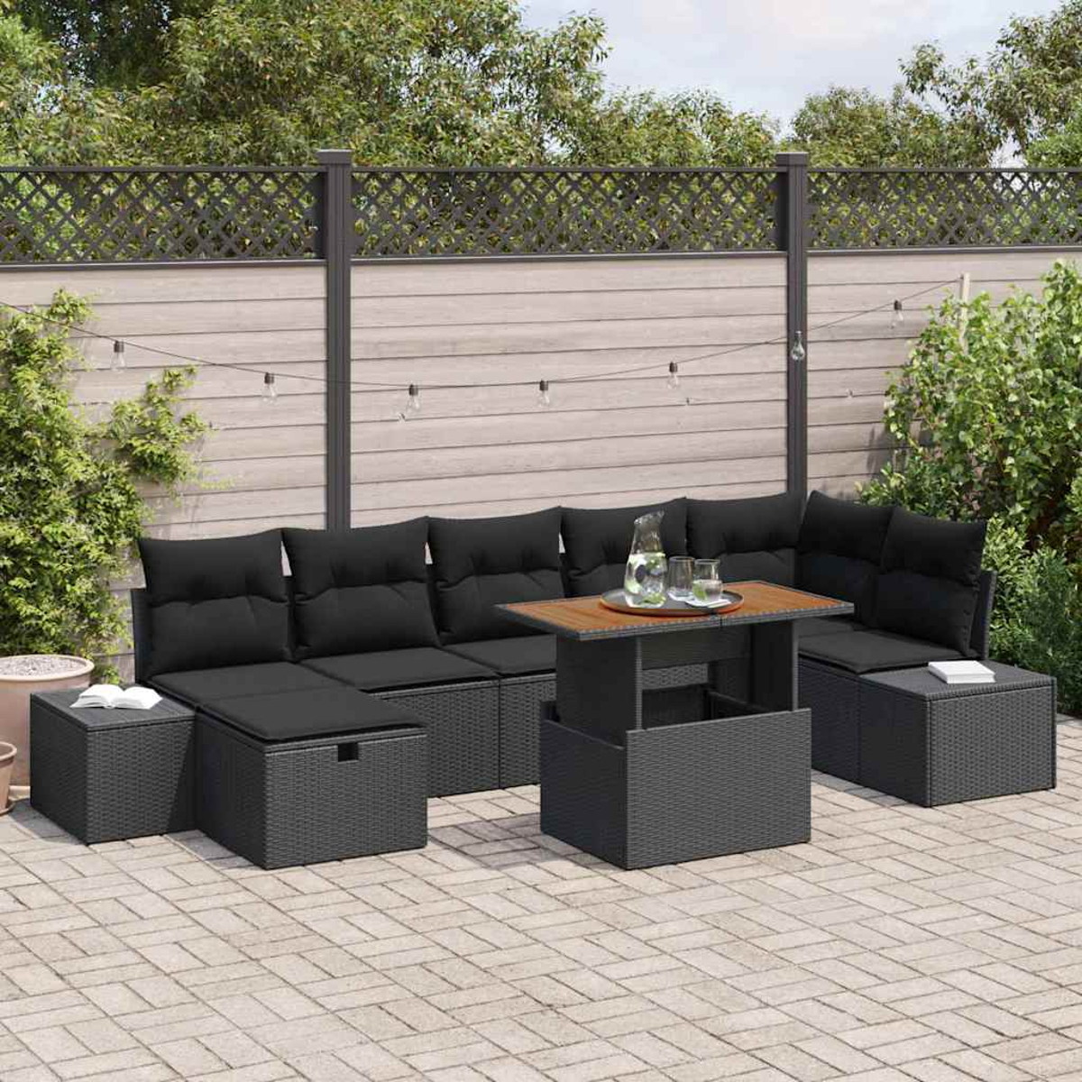Terrassenset im Freien mit schwarzen Kissen, einem Tisch mit Getränken und einem Zaun im Hintergrund. Das Set steht auf einer Ziegelterrasse.