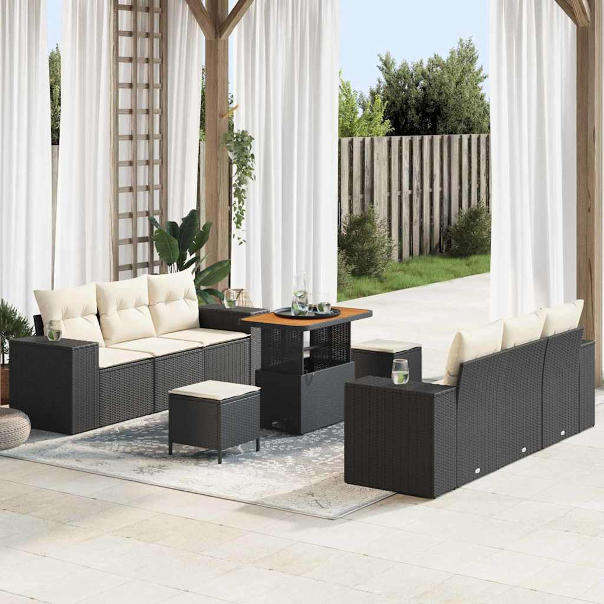 Garten-Sitzgruppe mit Sofa, Stühlen und Couchtisch. Weiße Vorhänge im Hintergrund. Holzpergola und ein Hinterhof sichtbar.