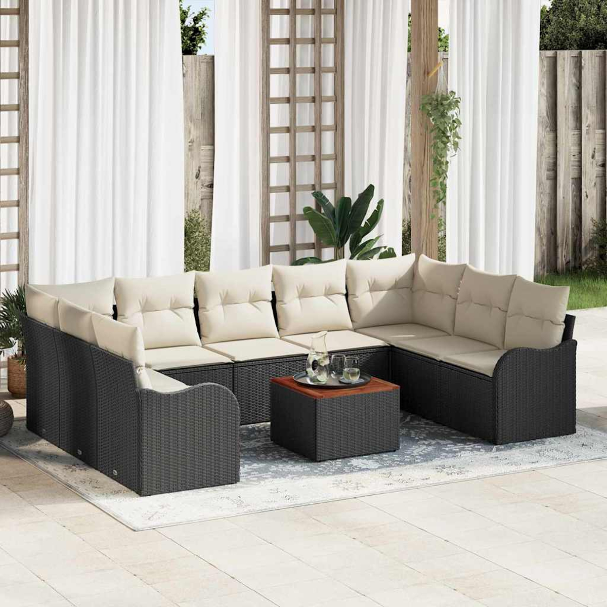 Outdoor-Ecksofa mit cremefarbenen Kissen und einem dunklen quadratischen Couchtisch. Weiße Vorhänge und ein Holzzaun sind im Hintergrund.