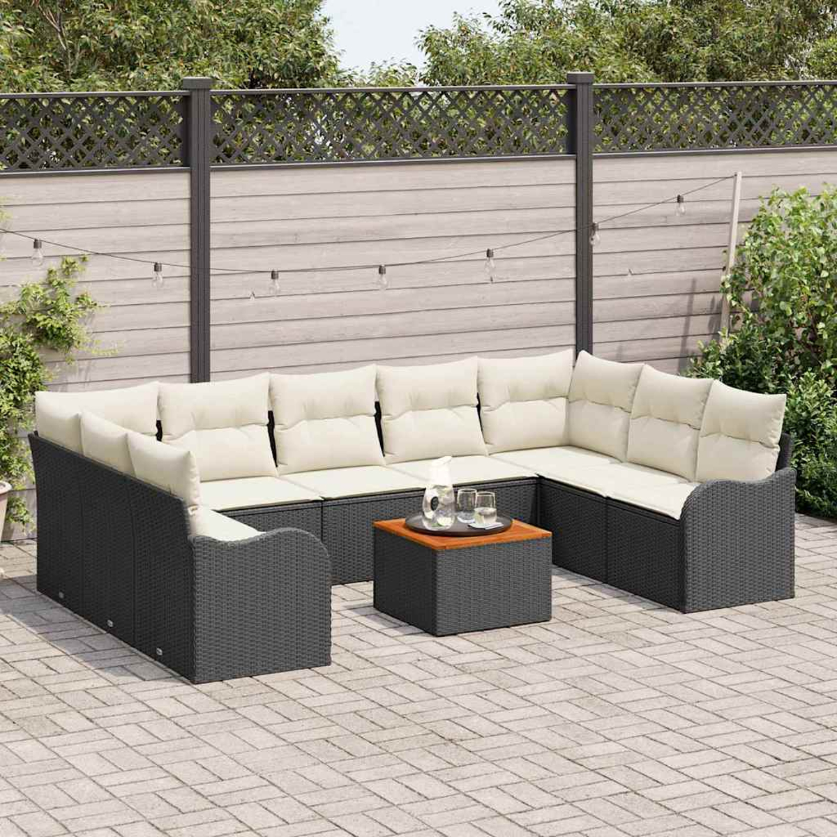 Outdoor-Ecksofa mit cremefarbenen Kissen und einem kleinen Tisch mit Getränken. Auf einer Terrasse mit Holzzaun im Hintergrund.