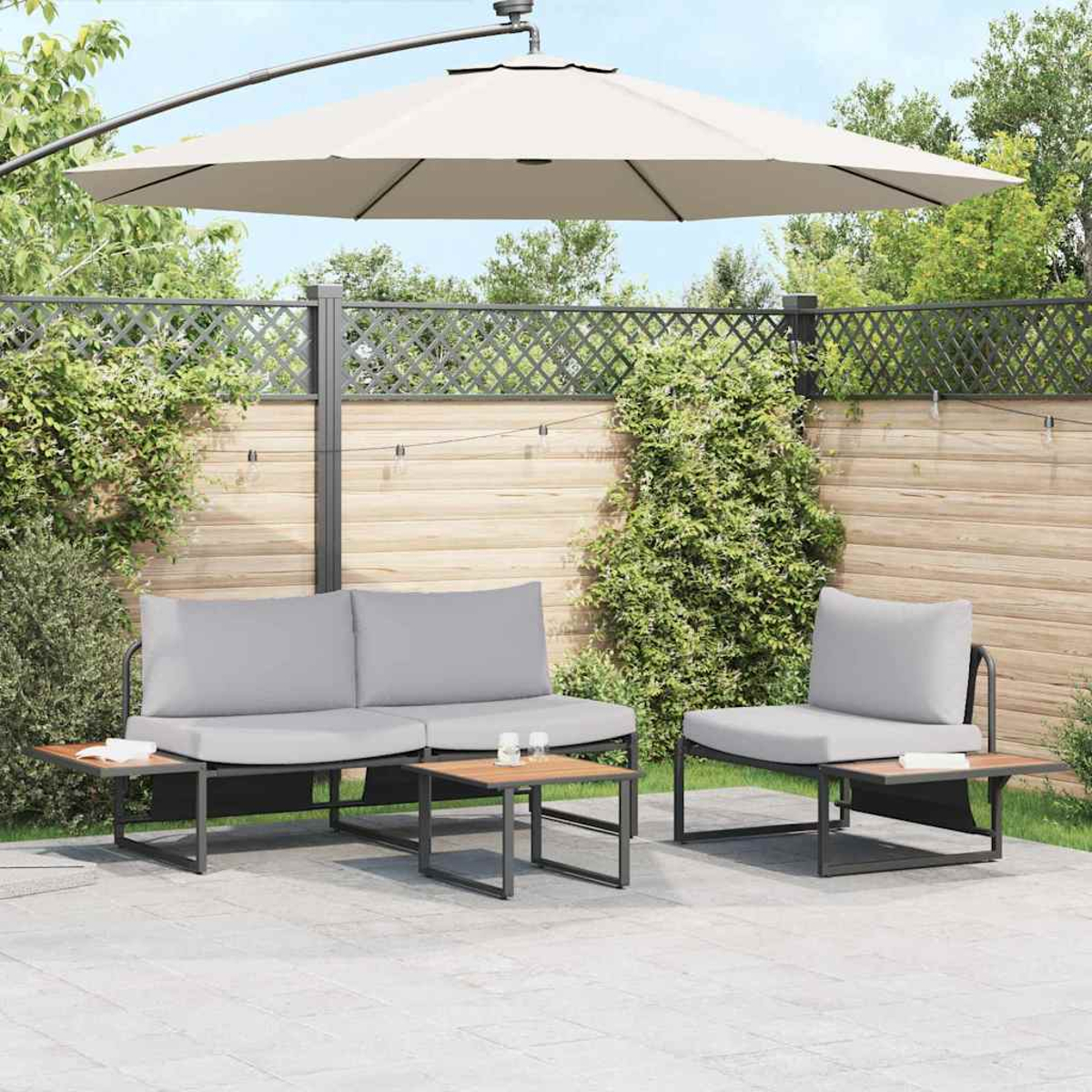 Terrassen-Set im Freien. Beinhaltet graues Sofa, Stuhl und Couchtisch unter einem beigen Sonnenschirm. Das Set steht auf einer Terrasse.