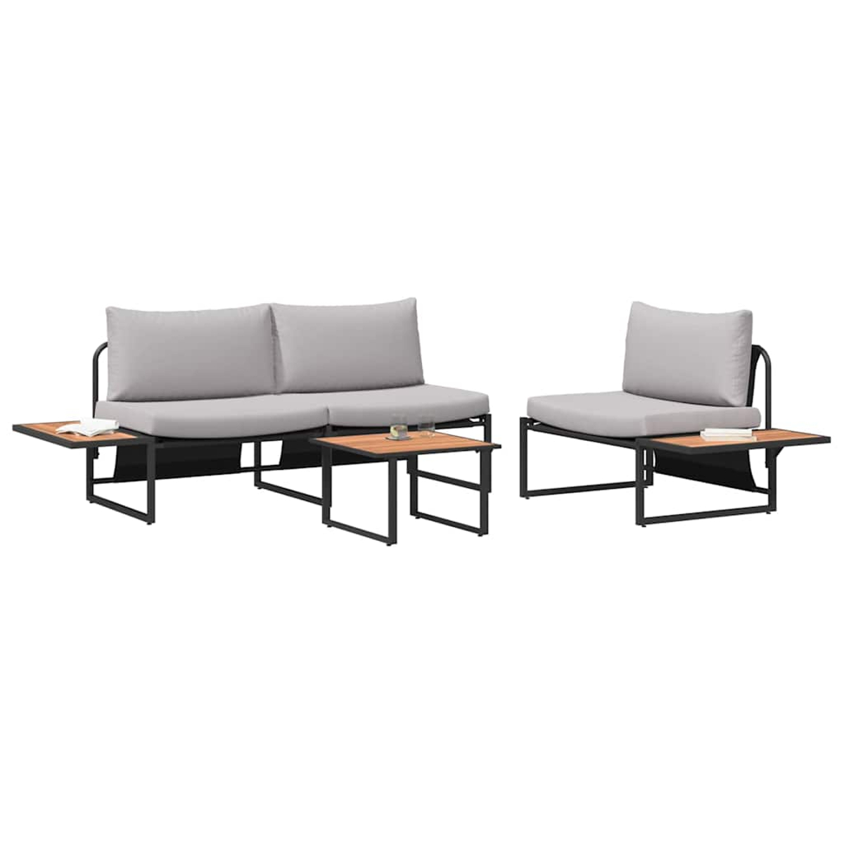 Gartenmöbel-Set. Ein Zweisitzer-Sofa und ein einzelner Stuhl mit grauen Kissen und schwarzen Rahmen sowie kleinen Holztischen.