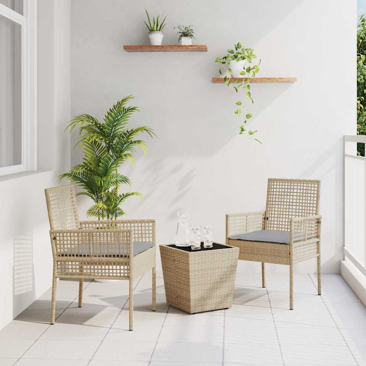 Ein Balkon mit zwei Stühlen, einem kleinen Tisch, Pflanzen und Regalen an der Wand. Zwei Glaskaraffen stehen auf dem Tisch.