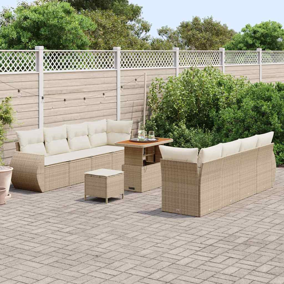 Garten-Sitzgruppe auf einer Terrasse. Sie besteht aus einem Sofa, zwei Stühlen, einem Tisch und einer kleinen Ottomane.