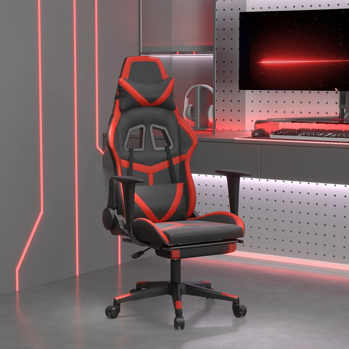 Ein schwarz-roter Gaming-Stuhl dominiert den Raum. Der Hintergrund zeigt einen Schreibtisch mit Monitor, Tastatur und Kopfhörern.