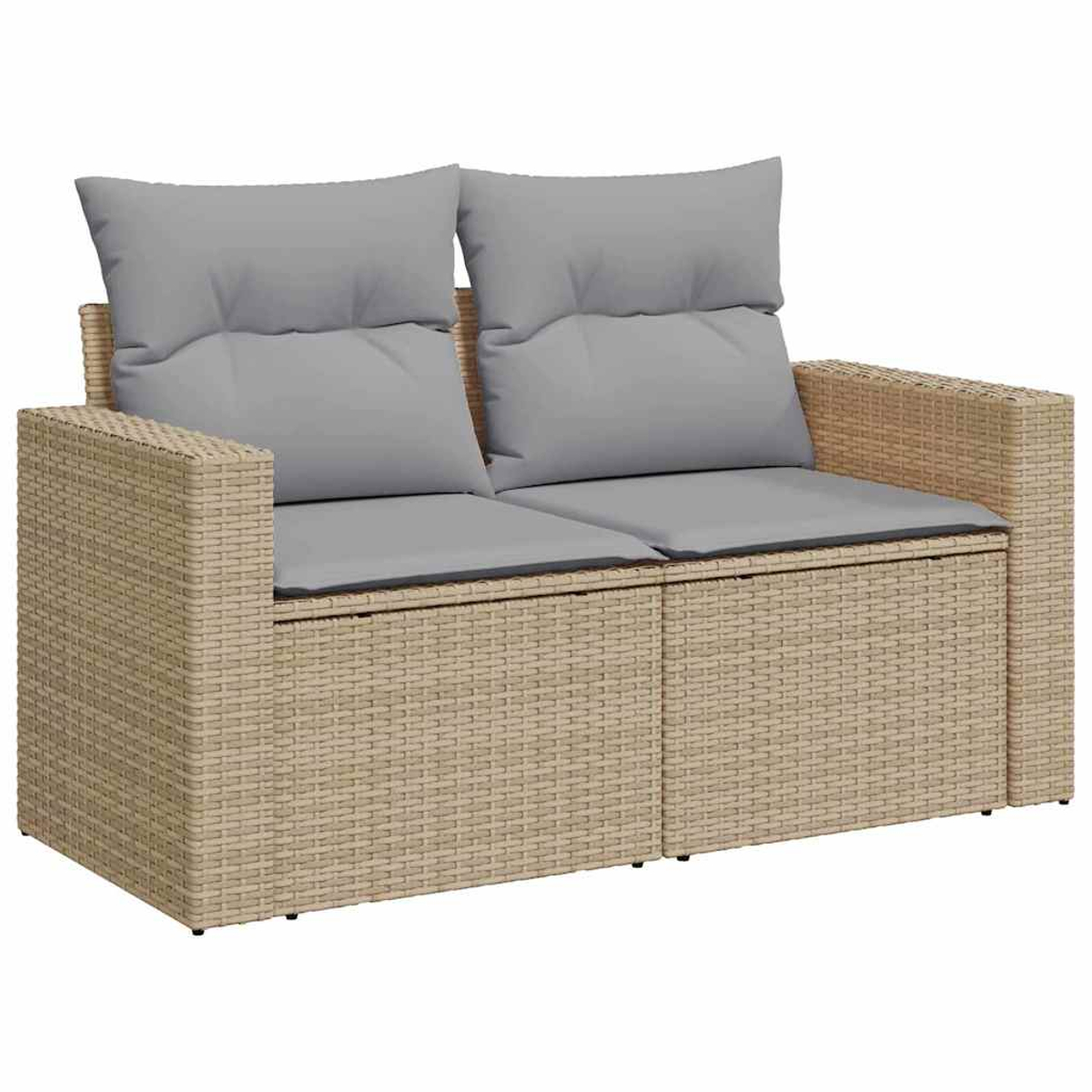 Ein Zweisitzer-Rattansofa mit grauen Kissen. Das Sofa ist beige, mit zwei Sitzkissen und zwei Rückenkissen.