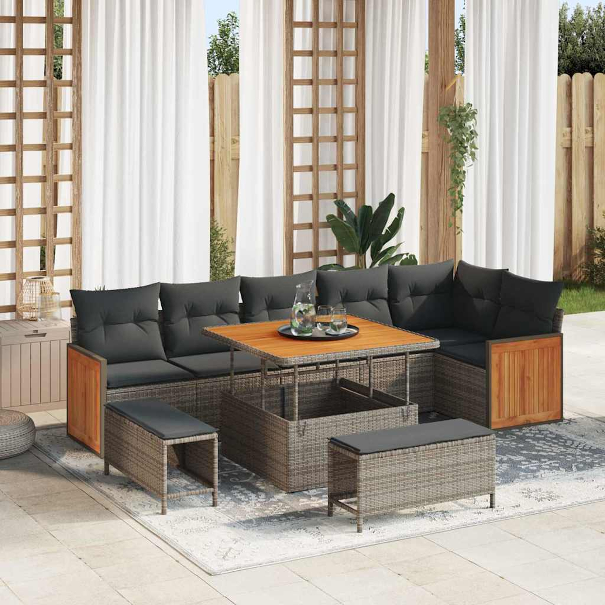 Garten-Terrassenset mit grauen Kissen, Holztisch und Bänken. Weiße Vorhänge im Hintergrund. Das Set steht auf einem Teppich.