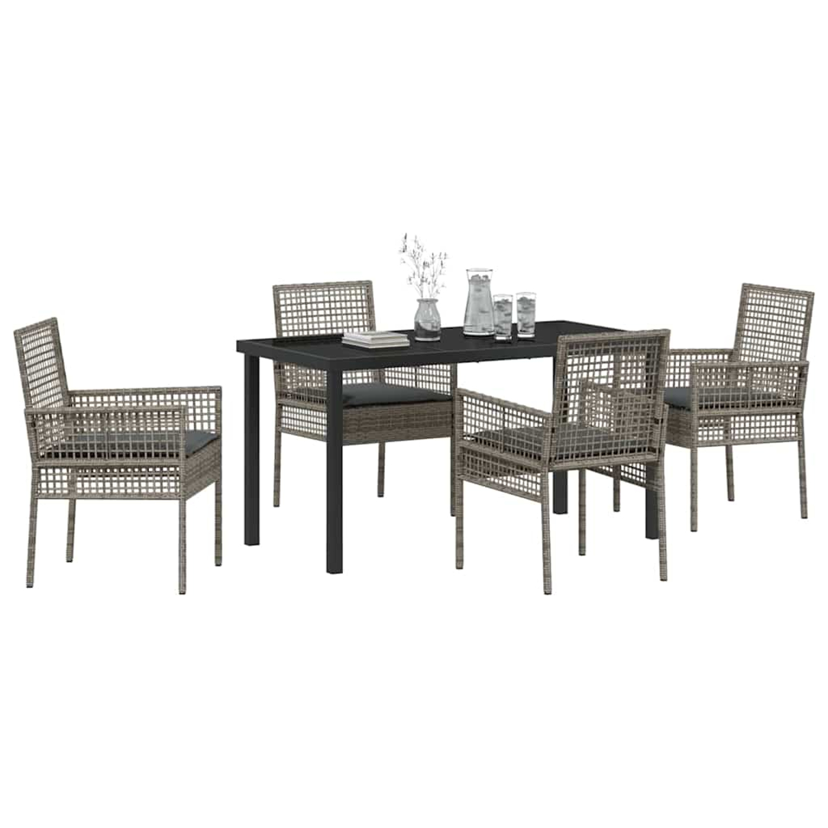 Un set da patio con un tavolo scuro, quattro sedie in vimini e alcuni oggetti sul tavolo, tra cui bicchieri e vasi. Sfondo bianco.