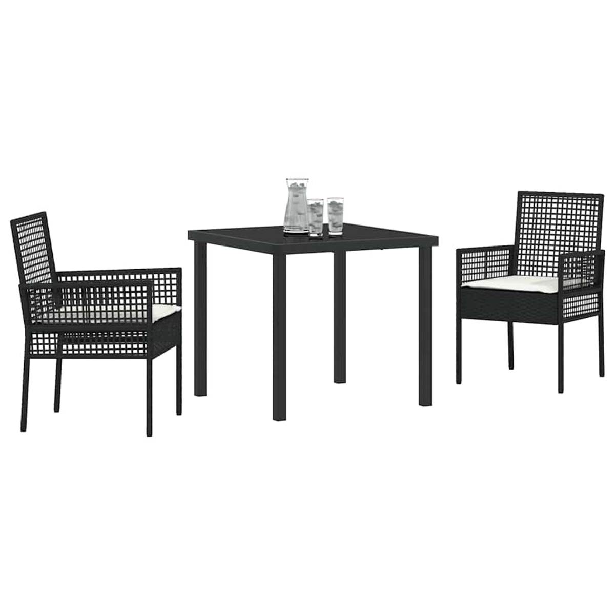 Un set da pranzo nero da esterno con un tavolo quadrato, due sedie e una caraffa con due bicchieri. Le sedie hanno cuscini bianchi.