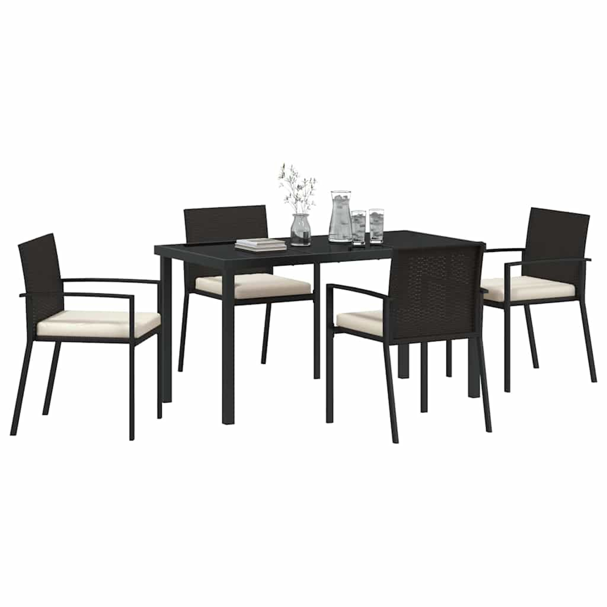 Ein schwarzes Ess-Set für den Außenbereich mit vier Stühlen, einem Tisch und ein paar dekorativen Gegenständen, vor weißem Hintergrund.