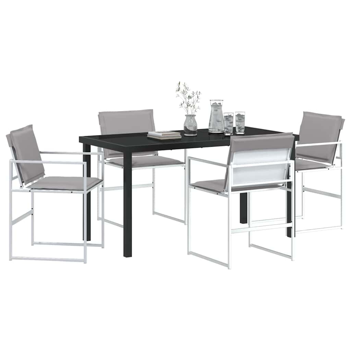 Ein schwarzer Tisch mit vier Stühlen mit grauen Sitzen. Auf dem Tisch stehen eine Vase, ein Krug und zwei Gläser. Weißer Hintergrund.