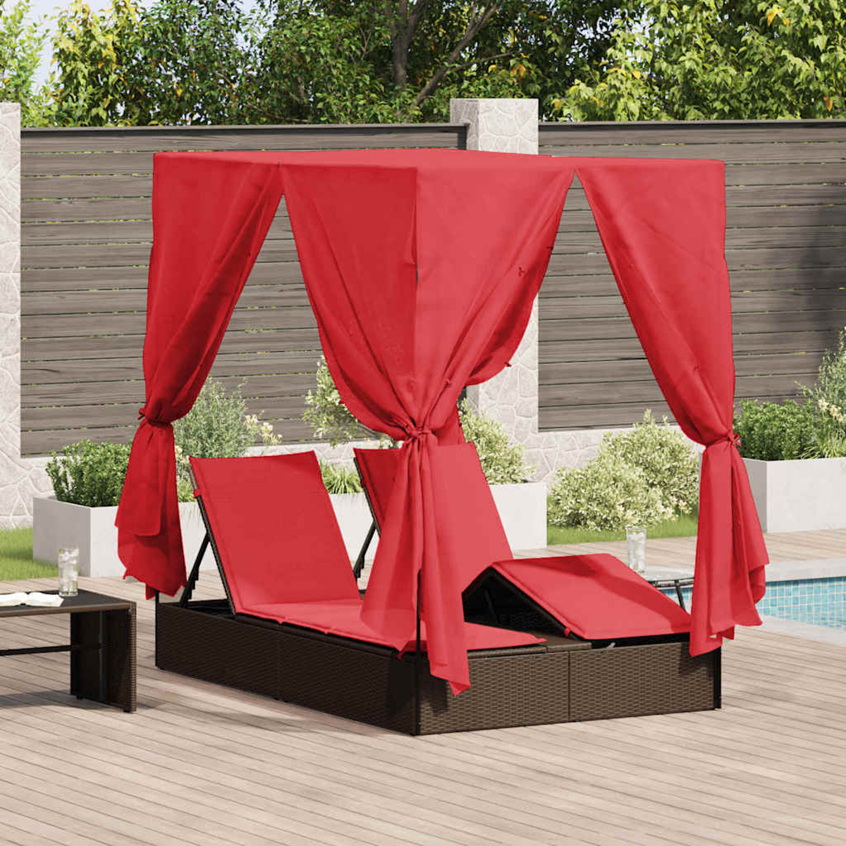 Ein rotes Himmelbett mit zwei Liegestühlen. Im Hintergrund sind Pool und Garten zu sehen.