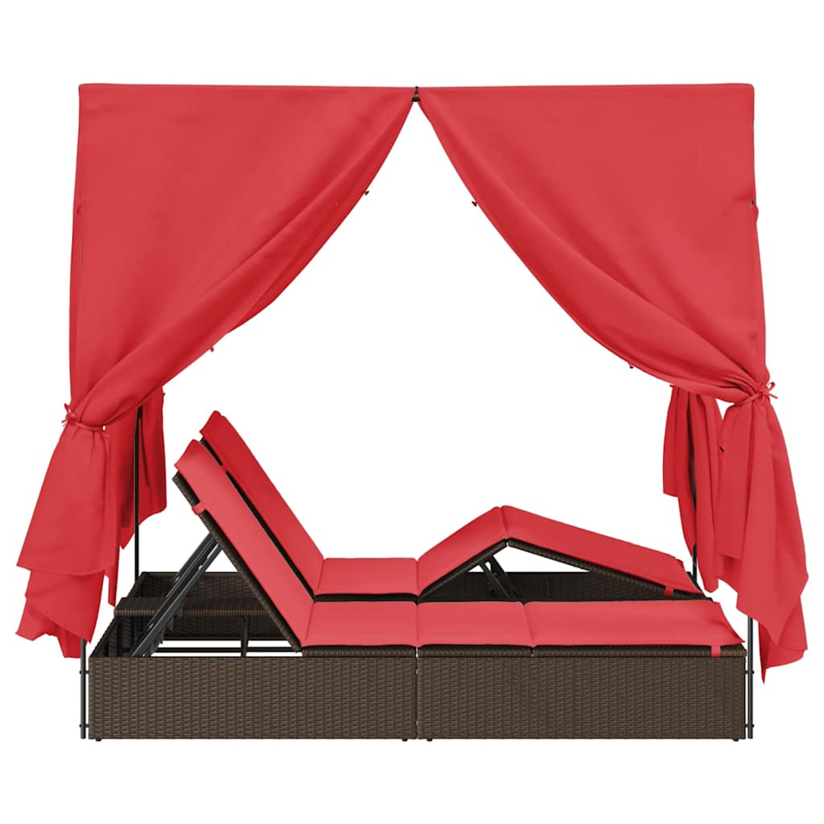 Ein braunes Korbliegenbett mit roten Kissen und einem roten Baldachin. Der Baldachin drapiert sich auf beiden Seiten. Das Tagesbett ist auf weißem Hintergrund.