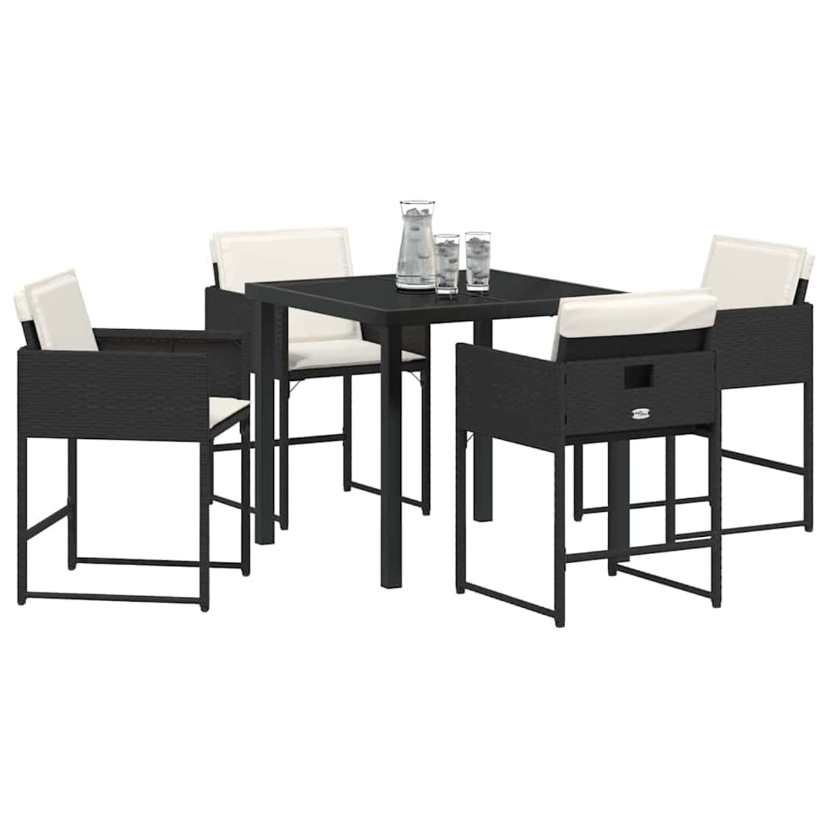 Gartengarnitur. Schwarzer quadratischer Tisch, vier schwarze Korbstühle mit weißen Kissen. Kanne und Gläser stehen auf dem Tisch.