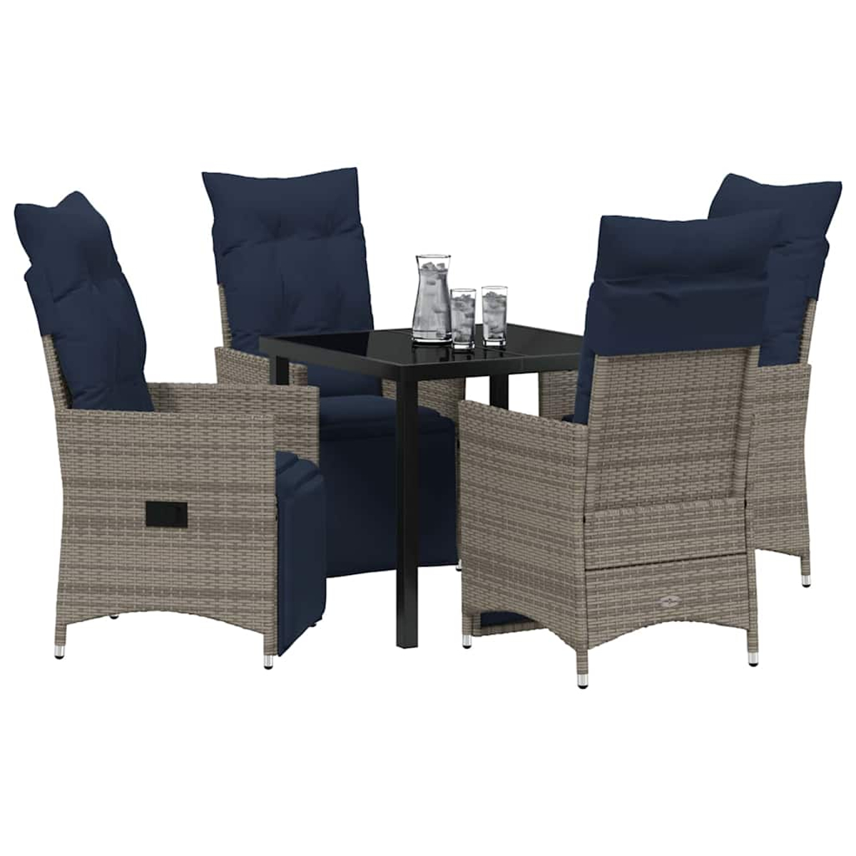 Ein Terrassenset mit 4 Korbstühlen mit blauen Kissen um einen schwarzen Tisch. Auf dem Tisch stehen auch Gläser und eine Kanne.