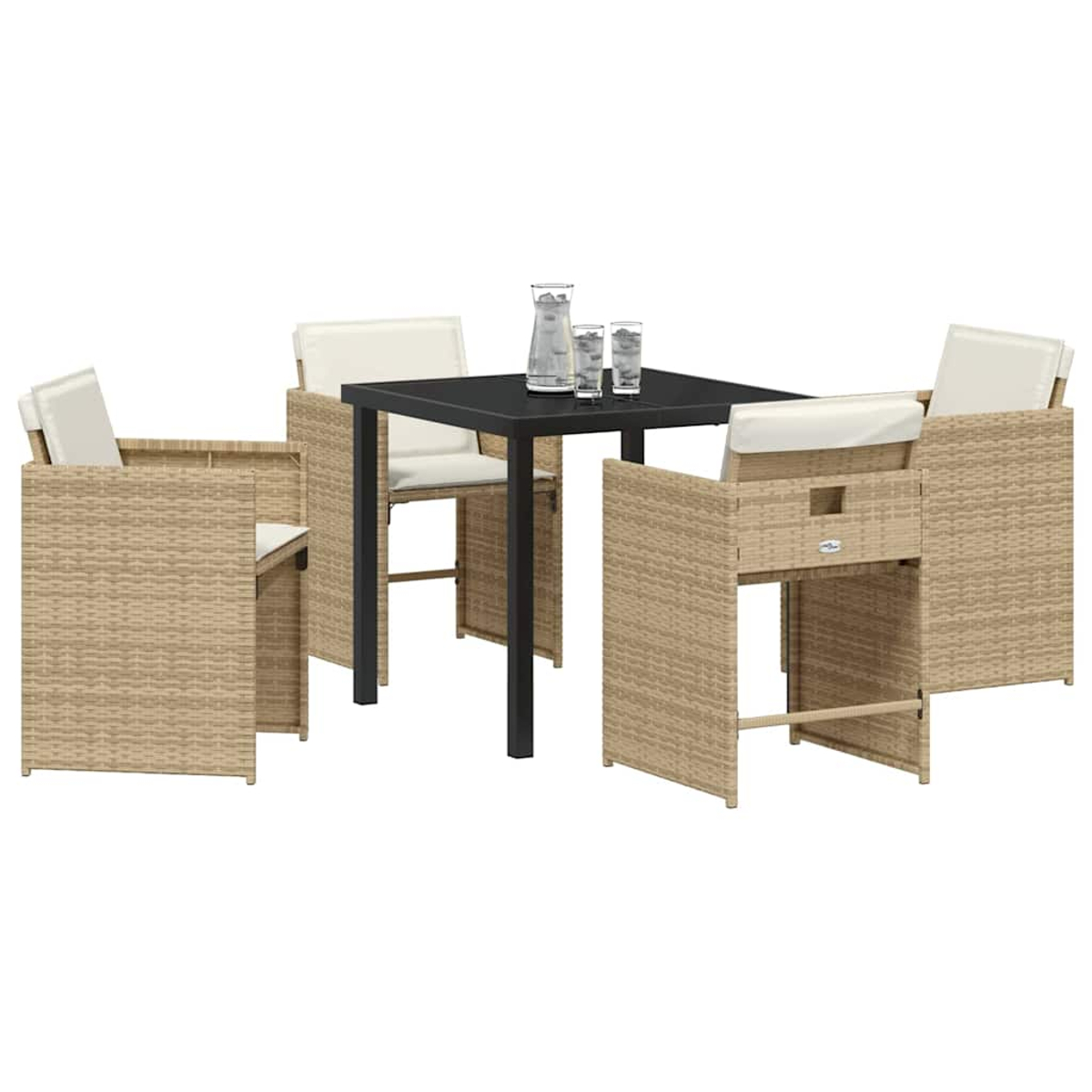 Essgruppe im Freien. Rattan-Stühle mit weißen Kissen umgeben einen schwarzen quadratischen Tisch. Eine Wasserkaraffe und Gläser stehen auf dem Tisch.