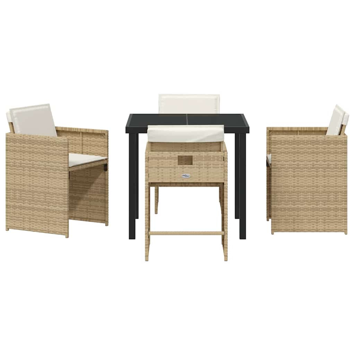 Ein quadratisches Ess-Set für den Außenbereich mit einem schwarzen Tisch, zwei Stühlen und einem Hocker. Die Stühle und der Hocker sind aus Korbgeflecht mit weißen Kissen.