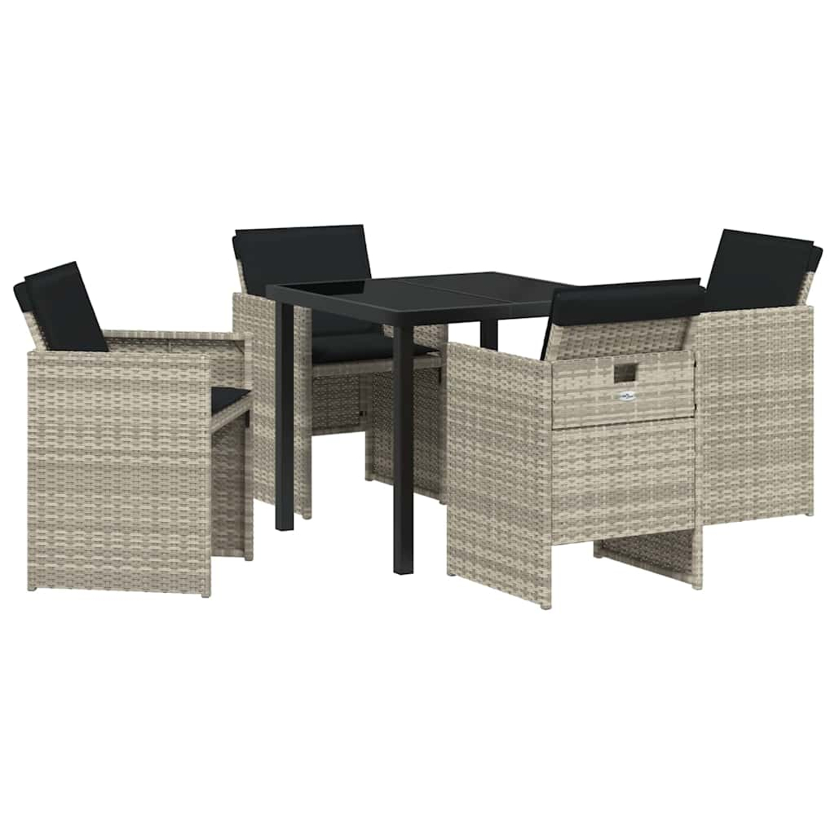 Set da pranzo per esterni. Tavolo quadrato nero con quattro sedie in rattan con cuscini neri. Sfondo neutro.