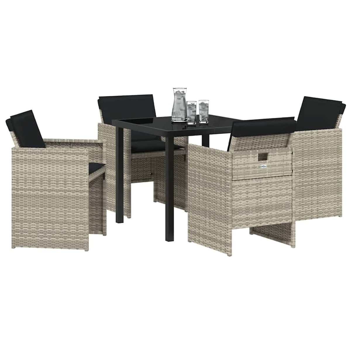 Set da pranzo per esterni: tavolo quadrato con piano nero, quattro sedie in vimini con cuscini neri. Bicchieri sul tavolo. Beige e nero.
